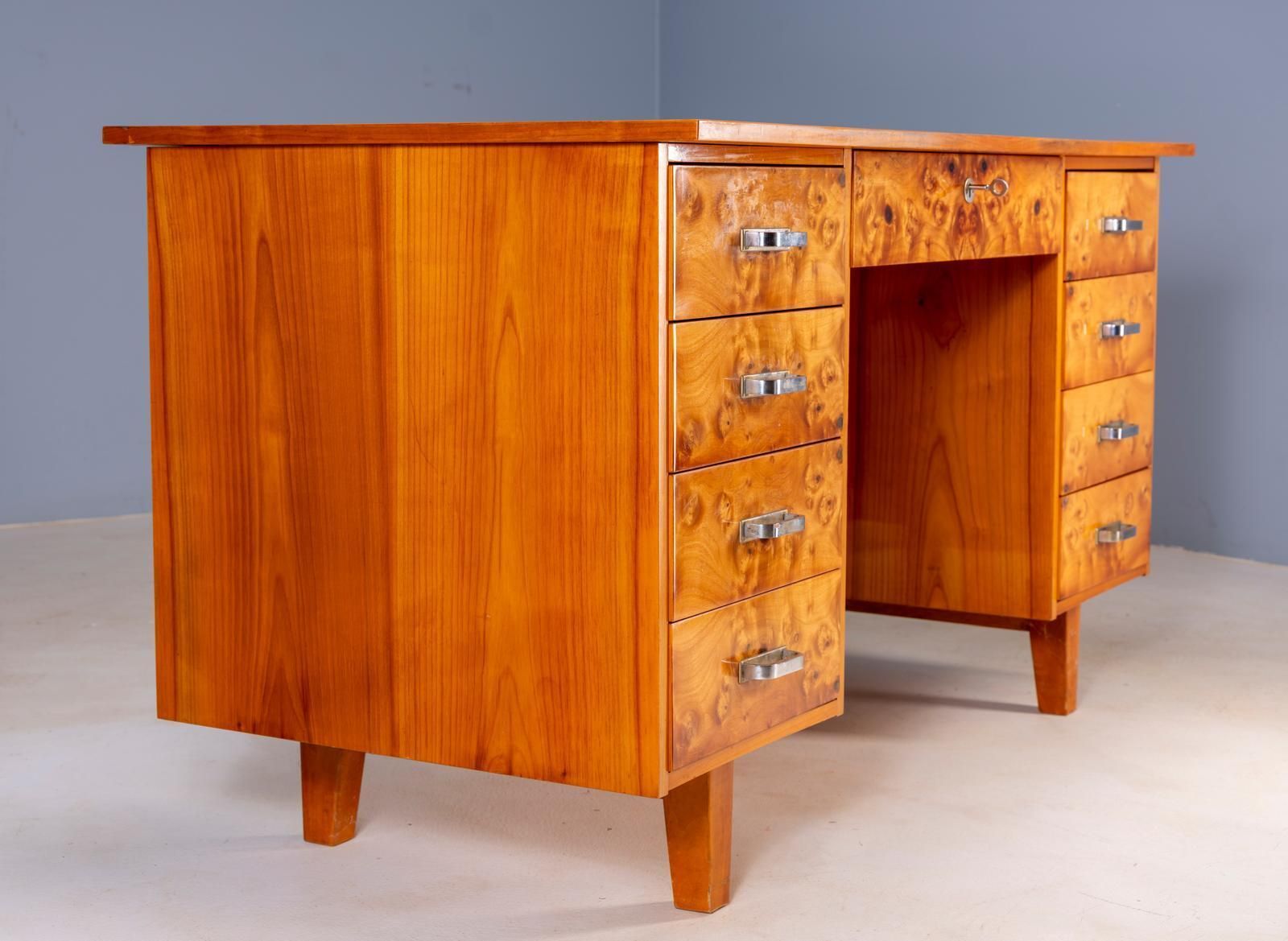 Mid-Century schrijfbureau met wortelhoutfineer en acht lades, Tsjecho-Slowakije photo furniture