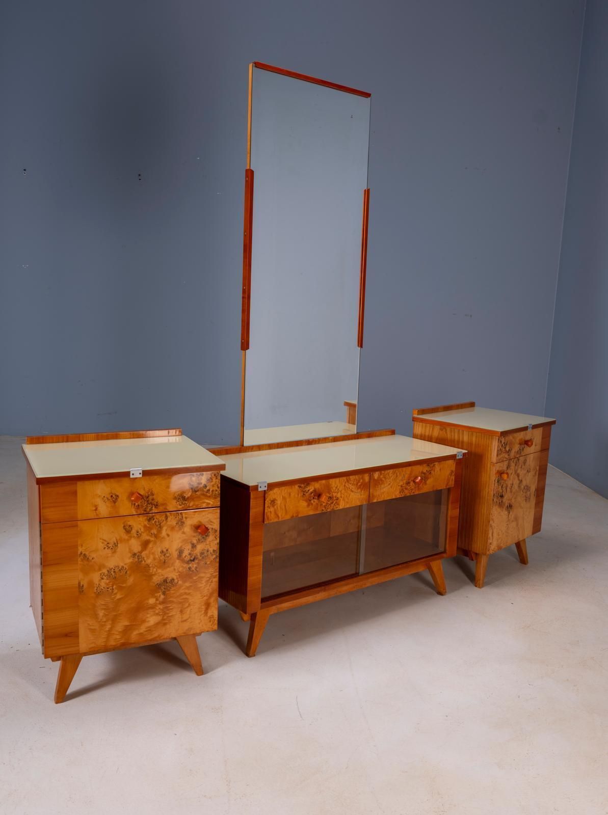 Vintage kaptafel met wortelhoutfineer, grote spiegel en opbergkasten, midden 20e eeuw, Tsjechoslowaaks, 38 x 82 x 53 cm