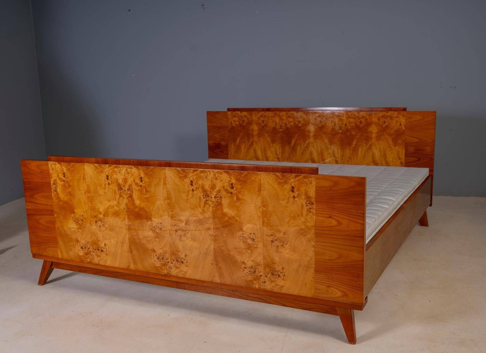 1329.0 Vintage Tsjechoslowaaks slaapkamerset met wortelhoutfineer, bed en twee nachtkastjes, midden 20e eeuw, 180 × 195 cm photo