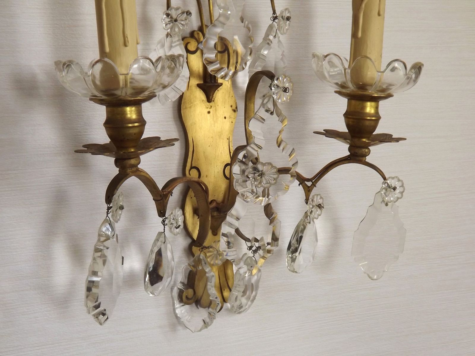 photo vintage Stel Franse Vintage Dubbele Messing en Glazen Wandlampen Versierd met Kristallen