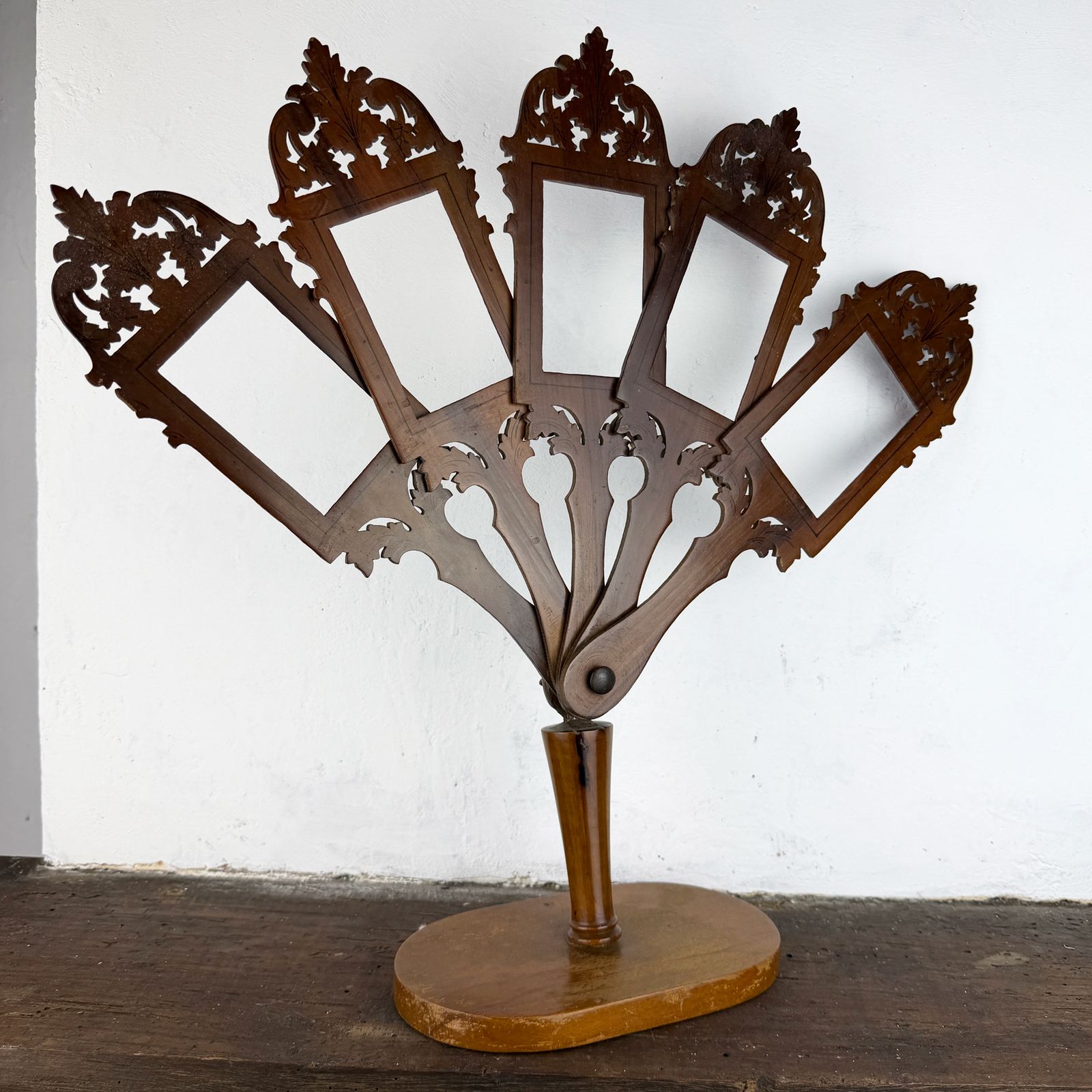 Antieke opvouwbare fotolijststandaard, walnoothouten waaiervormige fotohouder photo furniture