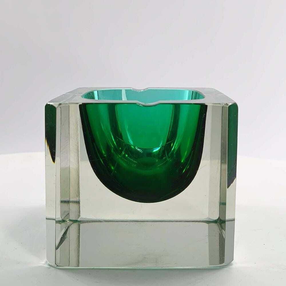 photo furniture Cendrier ou vide-poche rectangulaire multifacettes en verre de Murano à l'uranium, par Flavio Poli pour Seguso, années 1960. Fabriqué en Italie.