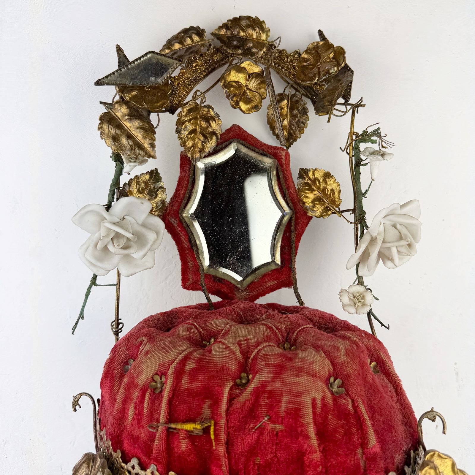 Antieke Franse Globe de Mariée, bruidssouvenir Napoleon III ormolu huwelijksglobe met rood fluwelen kussen photo furniture