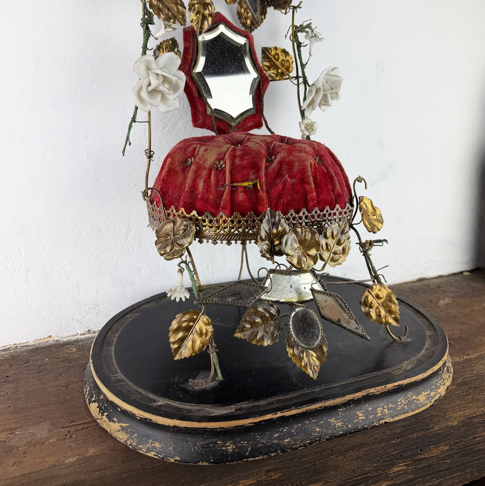 Antieke Franse Globe de Mariée, bruidssouvenir Napoleon III ormolu huwelijksglobe met rood fluwelen kussen photo for sale