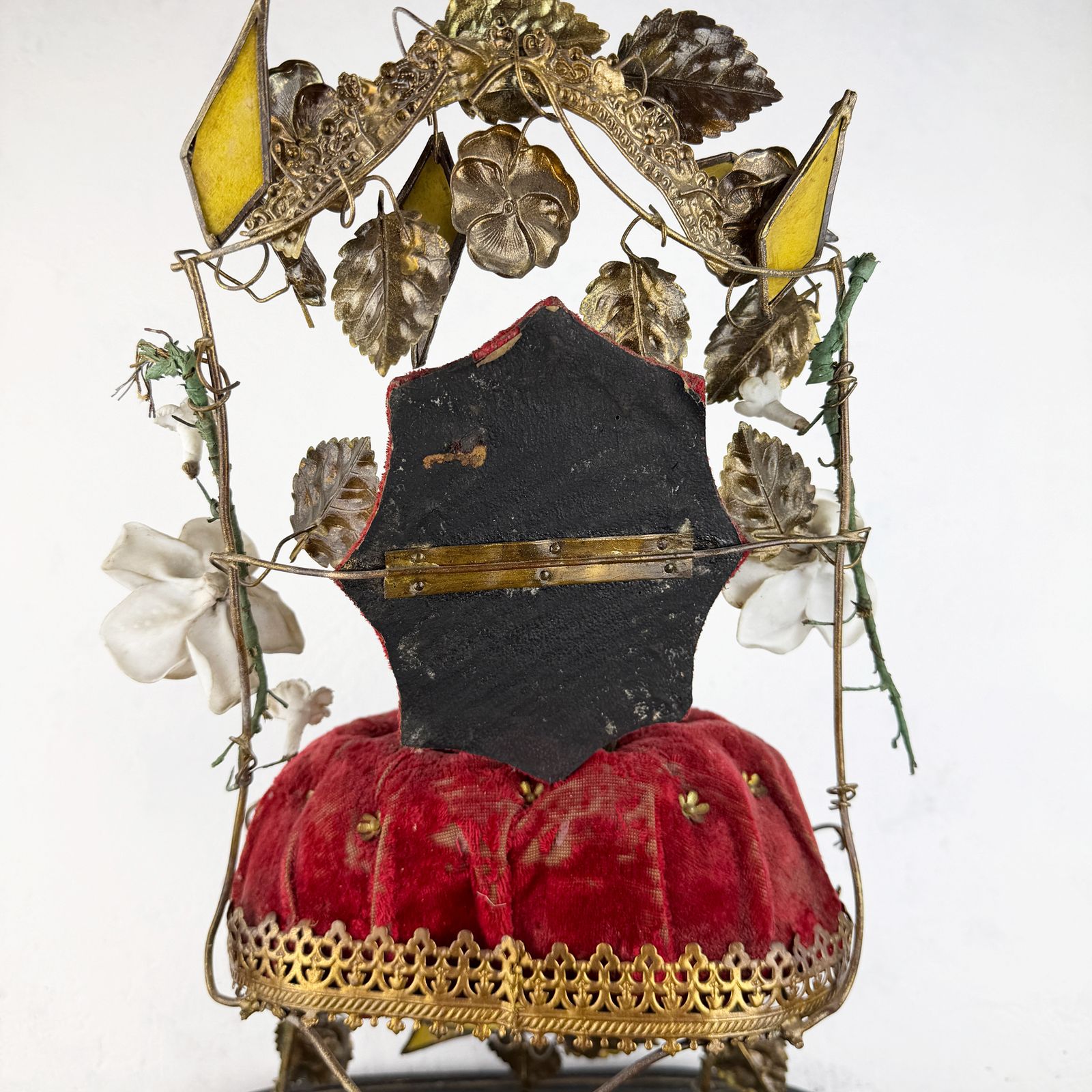 Woonaccessoires Antieke Franse Globe de Mariée, bruidssouvenir Napoleon III ormolu huwelijksglobe met rood fluwelen kussen photo