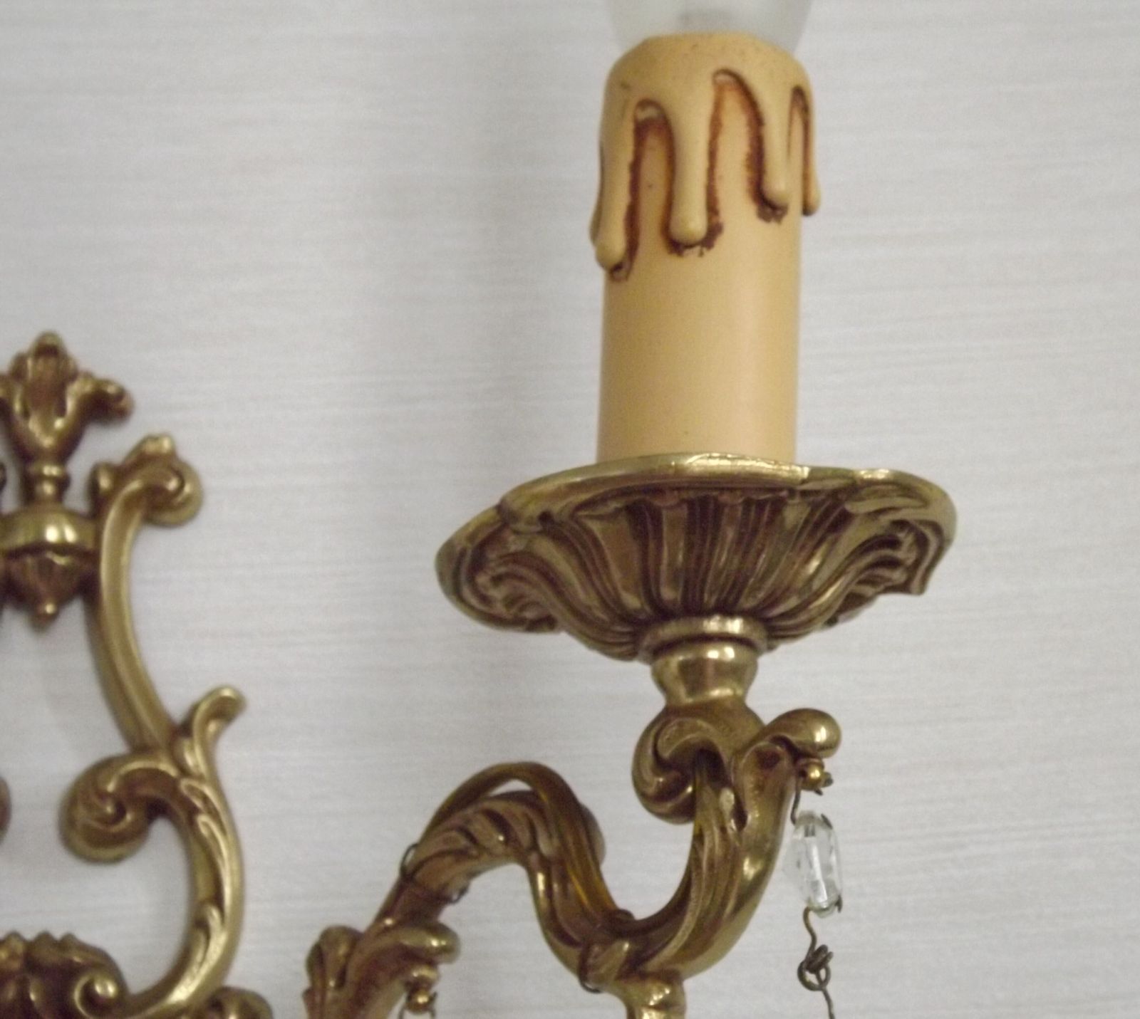 170.0 Paar Franse vintage wandlampen van gegoten brons en kristal met open achterkant photo
