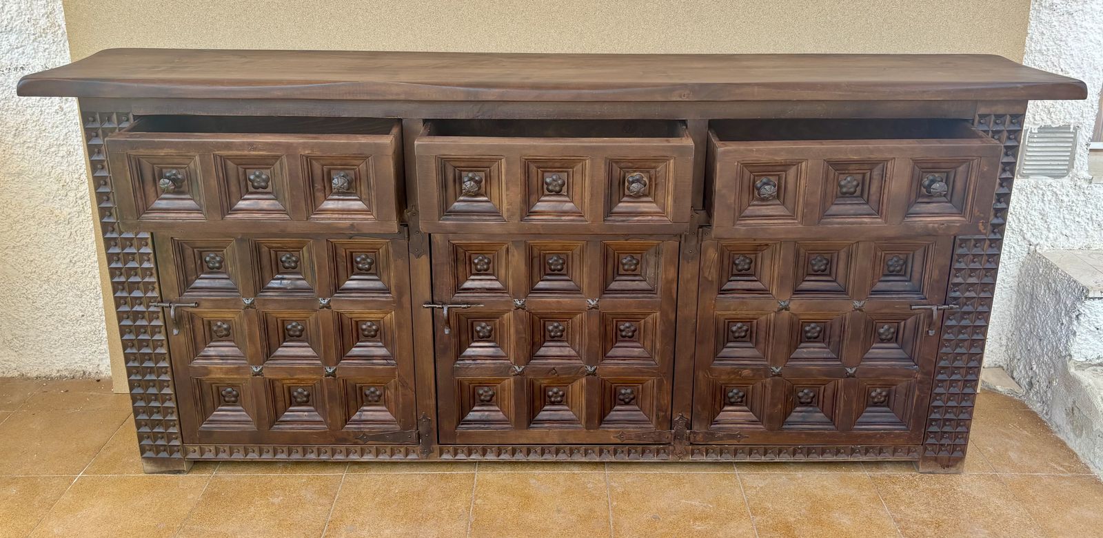 Groot Spaans Gesneden Walnoten Dressoir met Geometrische Panelen, Midden 20e Eeuw photo vintage