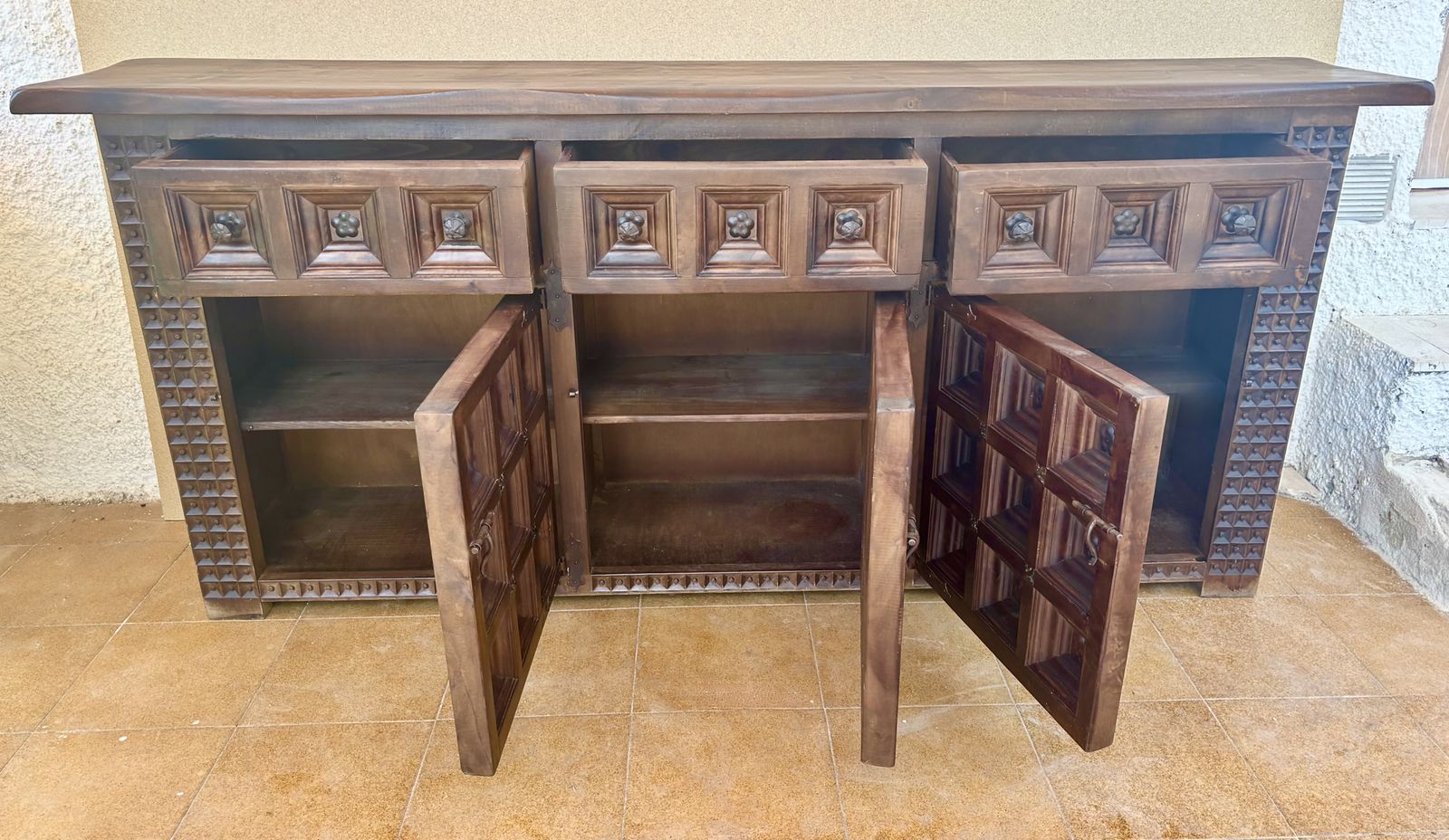 photo furniture Groot Spaans Gesneden Walnoten Dressoir met Geometrische Panelen, Midden 20e Eeuw