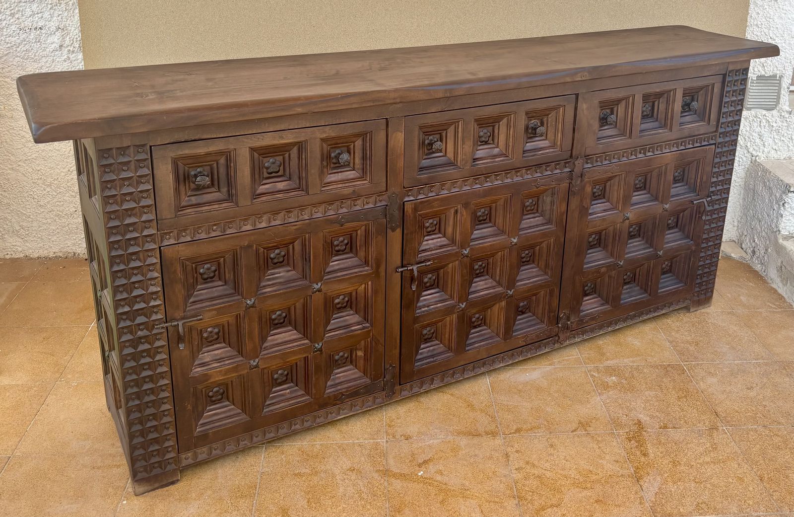 photo for sale Groot Spaans Gesneden Walnoten Dressoir met Geometrische Panelen, Midden 20e Eeuw