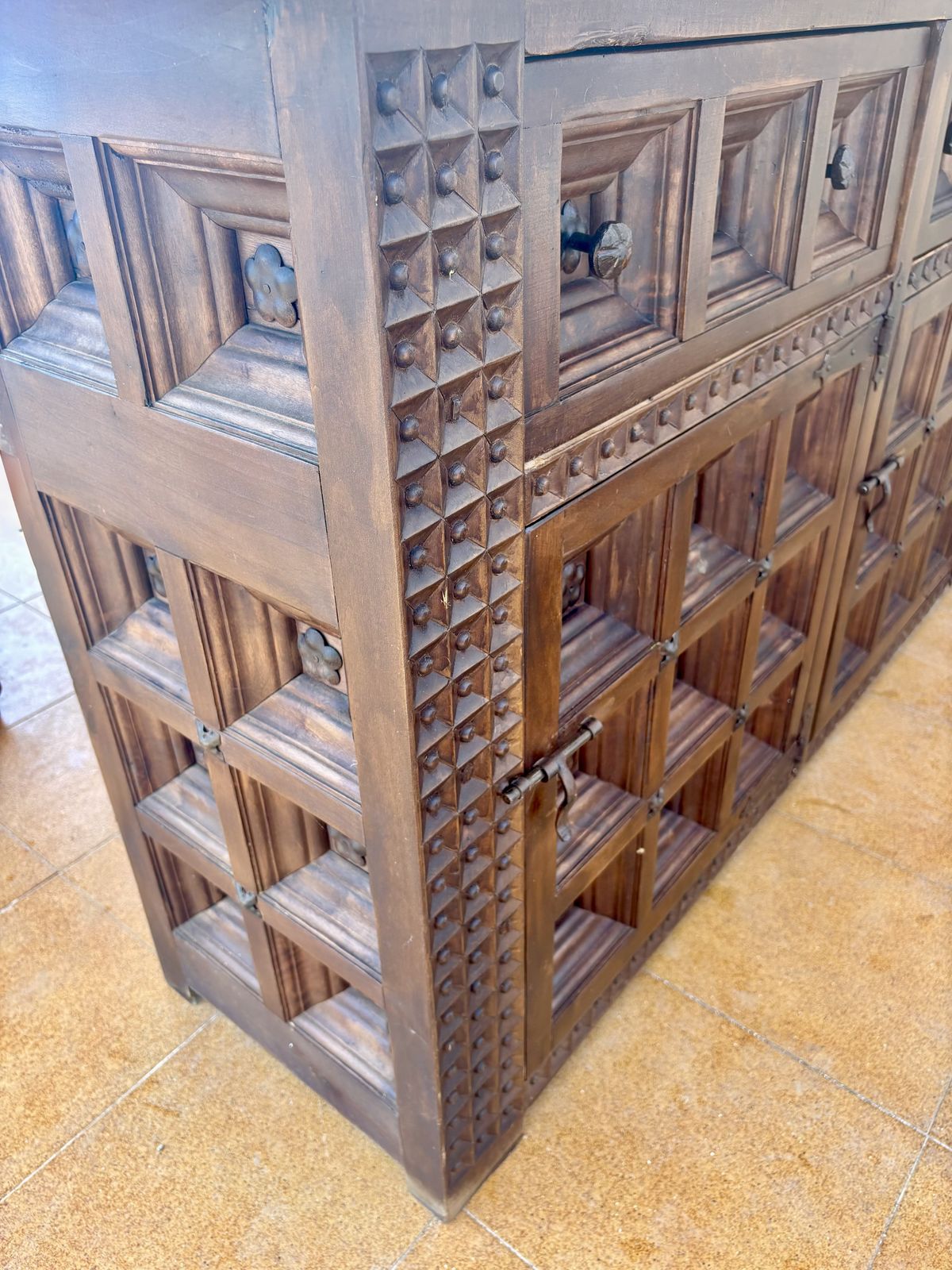 photo buy Groot Spaans Gesneden Walnoten Dressoir met Geometrische Panelen, Midden 20e Eeuw