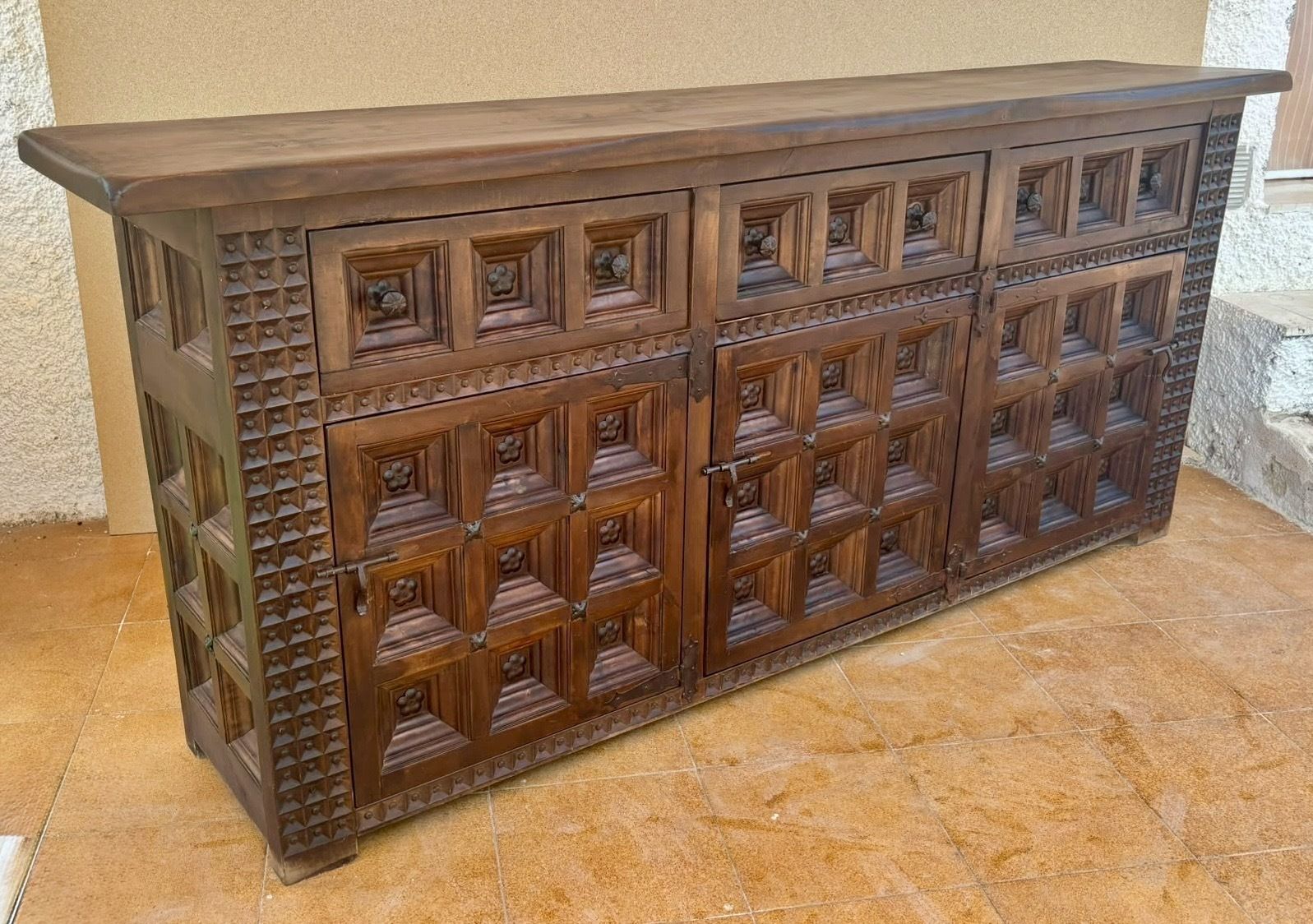 photo vintage Groot Spaans Gesneden Walnoten Dressoir met Geometrische Panelen, Midden 20e Eeuw