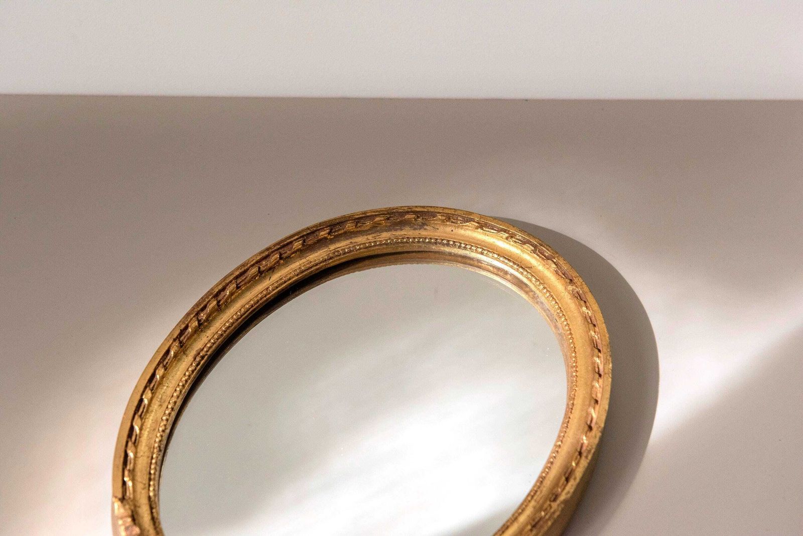 photo for sale Vintage Ovale Gouden Wandspiegel, Louis XVI Stijl Strikversiering Spiegel, Europese Vergulde Spiegel jaren 1960, Kleine Sierspiegel