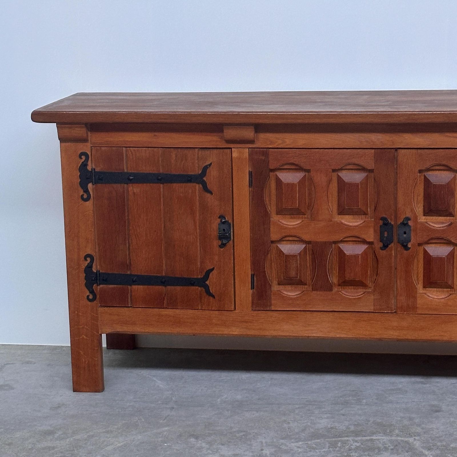 Brutalistisch massief eiken dressoir met handgesmeed ijzerbeslag, België, jaren 1970 photo vinterior
