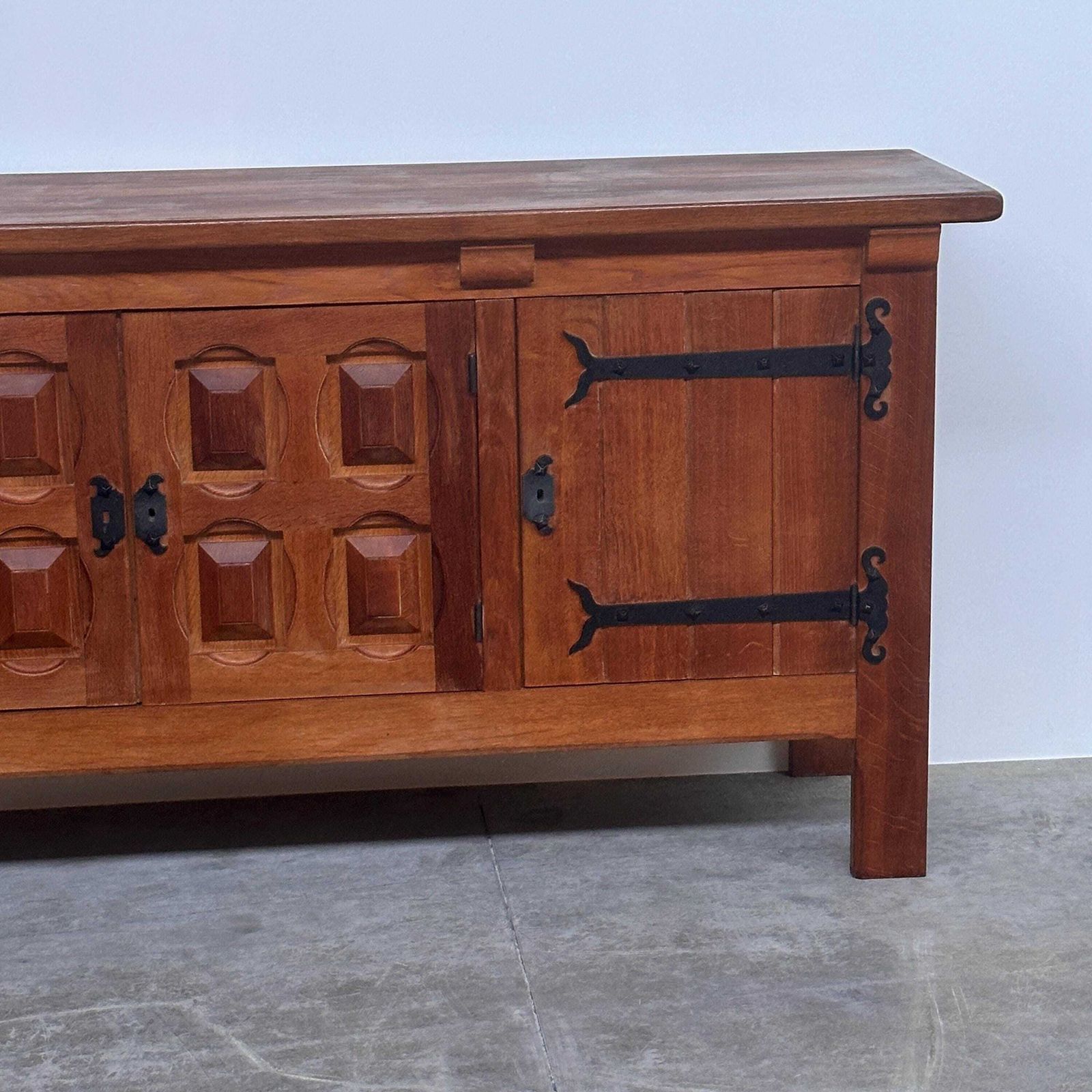 photo furniture Brutalistisch massief eiken dressoir met handgesmeed ijzerbeslag, België, jaren 1970