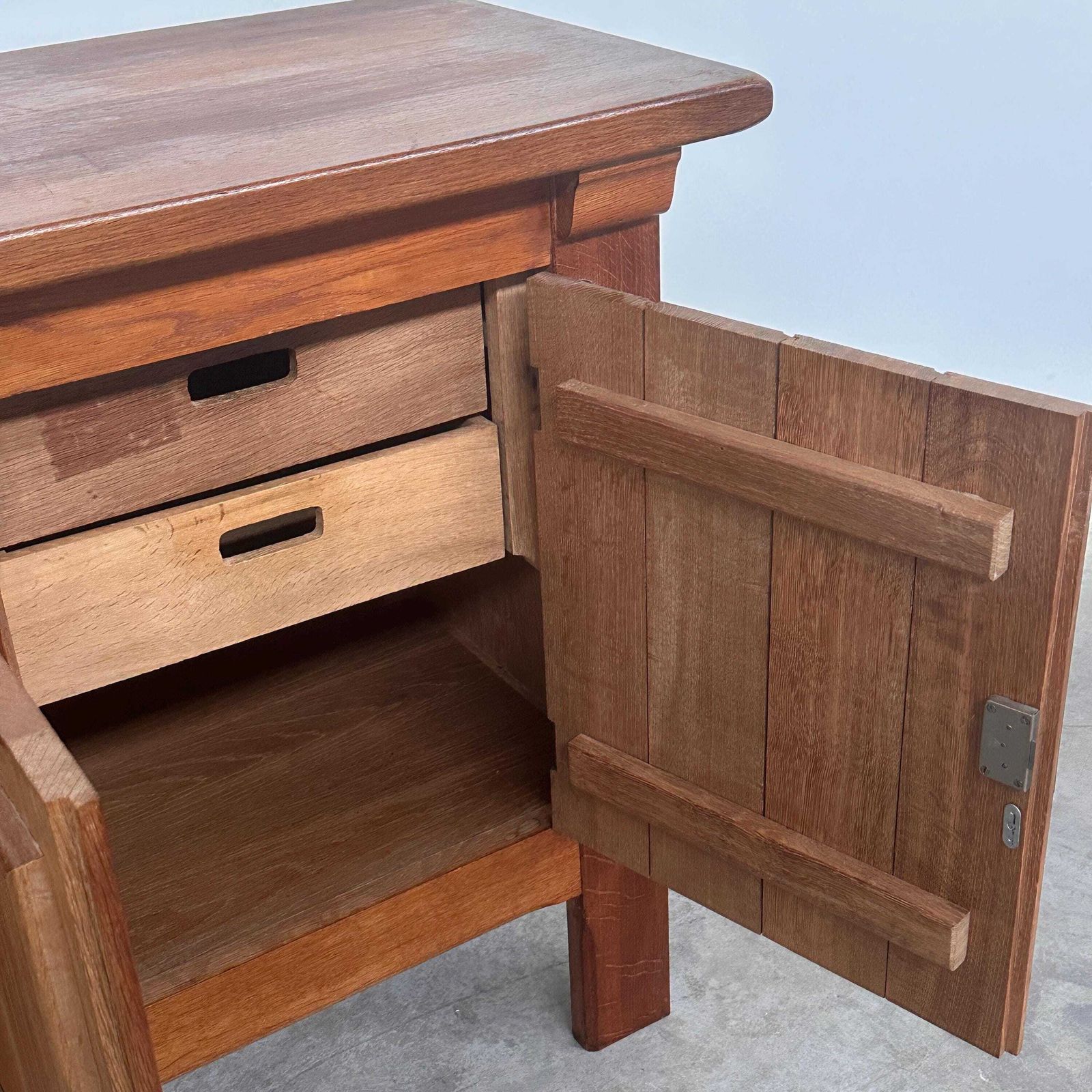 photo for sale Brutalistisch massief eiken dressoir met handgesmeed ijzerbeslag, België, jaren 1970