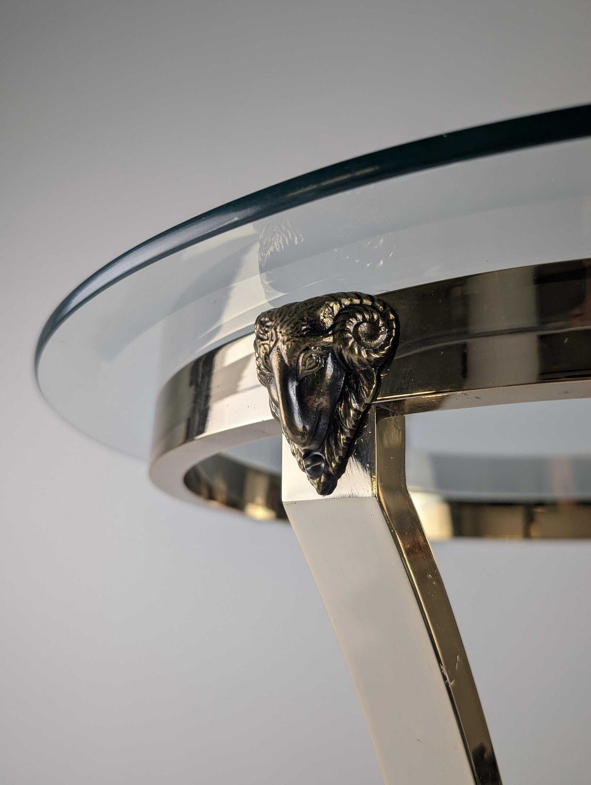 Table d'appoint néoclassique en laiton et verre biseauté, têtes de bélier, années 1970 photo furniture