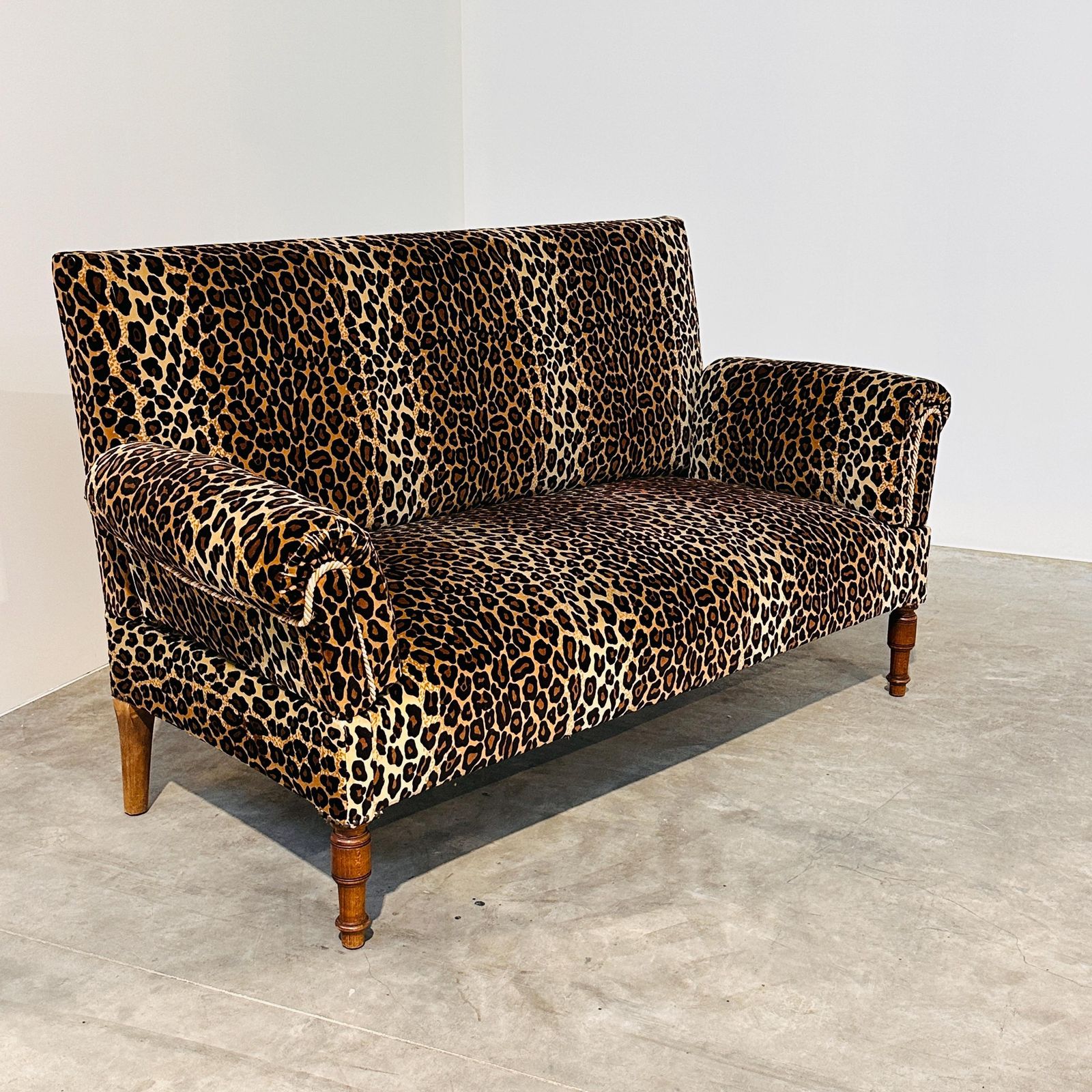 photo vinterior Vintage Sofa met Luipaardprint Fluweel en Neerklapbare Armleuningen, Frankrijk.