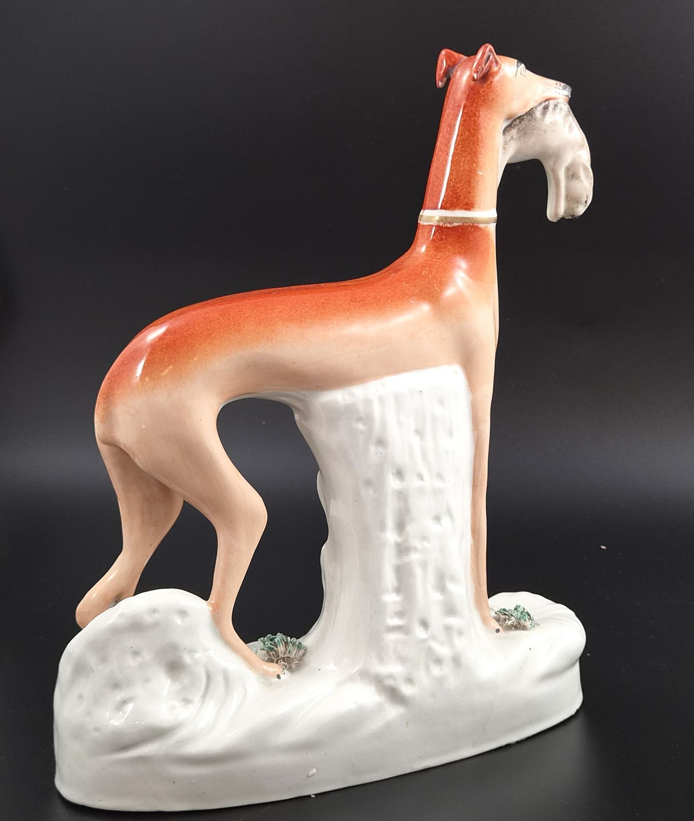 Paar grote Victoriaanse Staffordshire greyhounds met hazen, Engeland, ca. 1850 photo Woonaccessoires