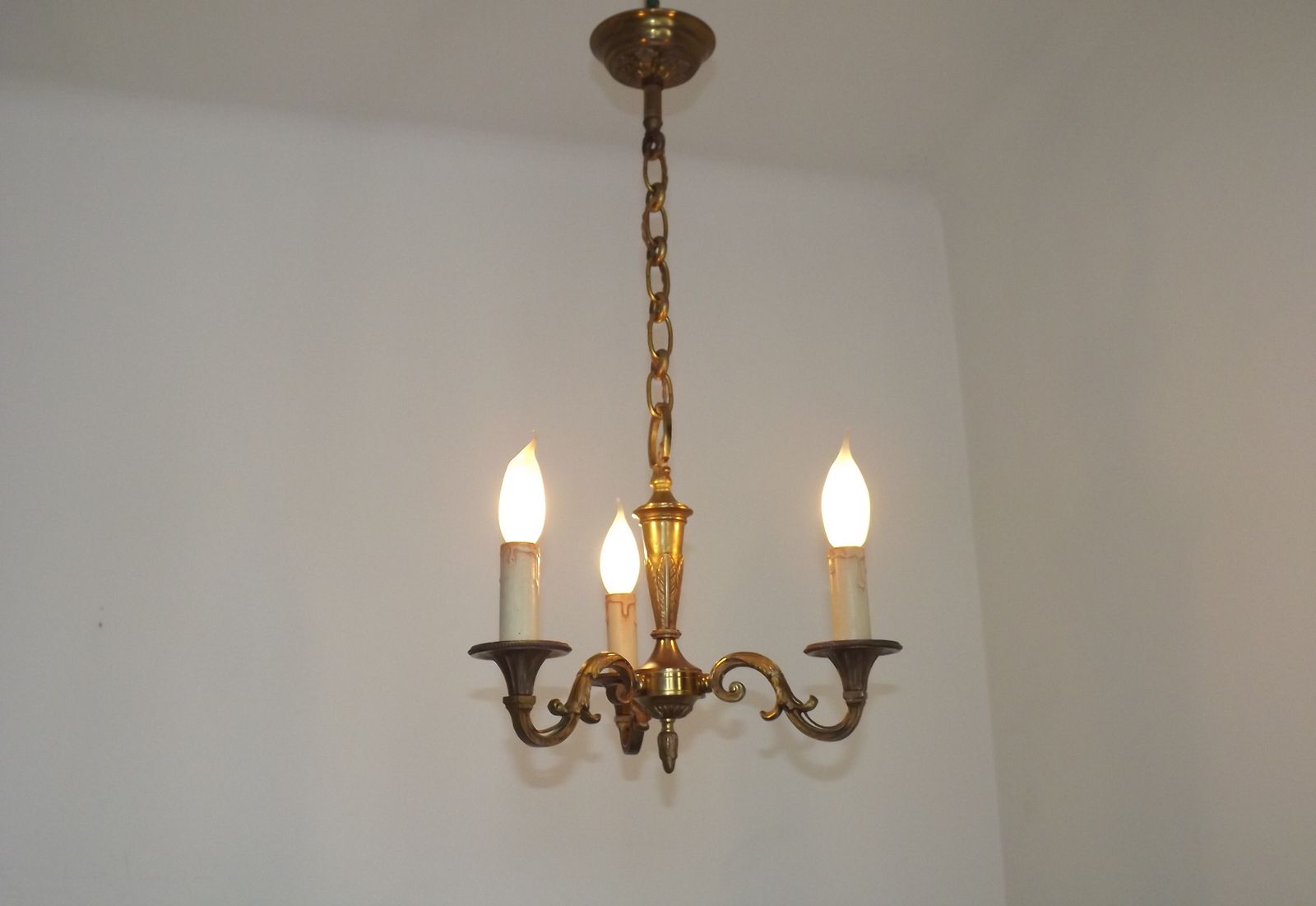 Petit lustre d'époque français à 3 lumières en bronze photo Luminaires