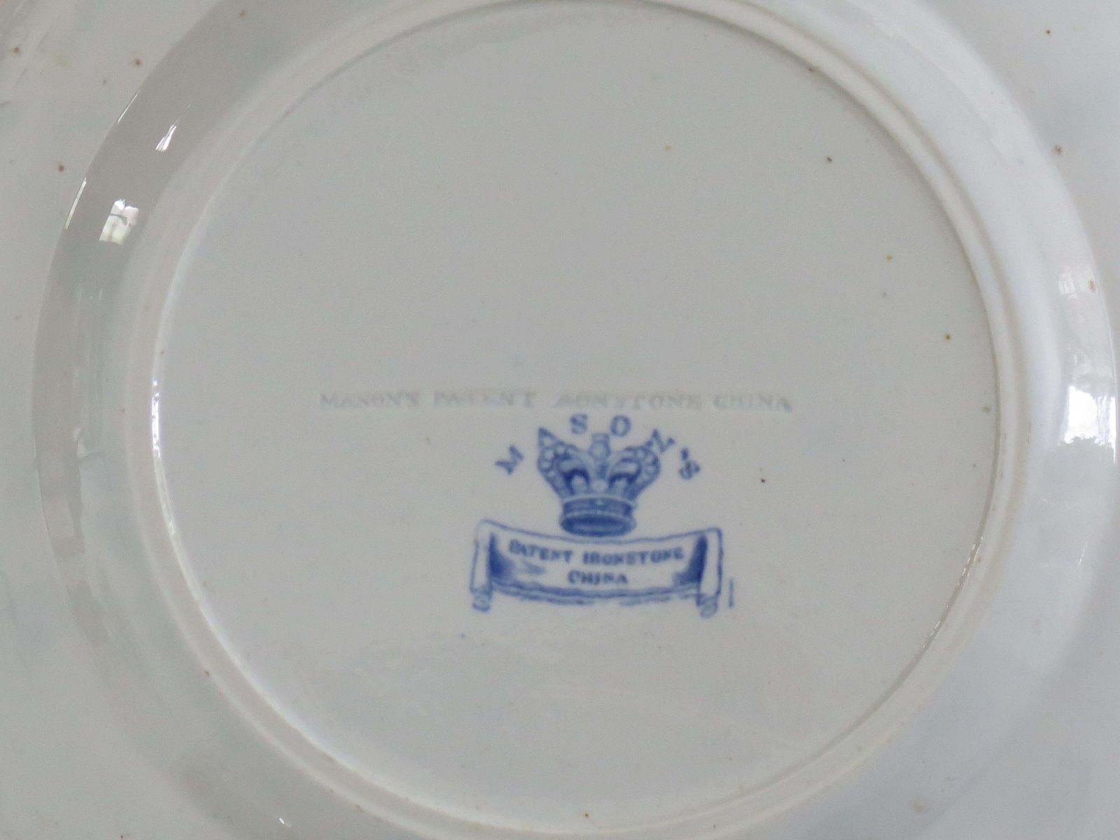photo vinterior Mason's Ironstone dinerbord, blauw Chinees drakenmotief, ca. 1818.