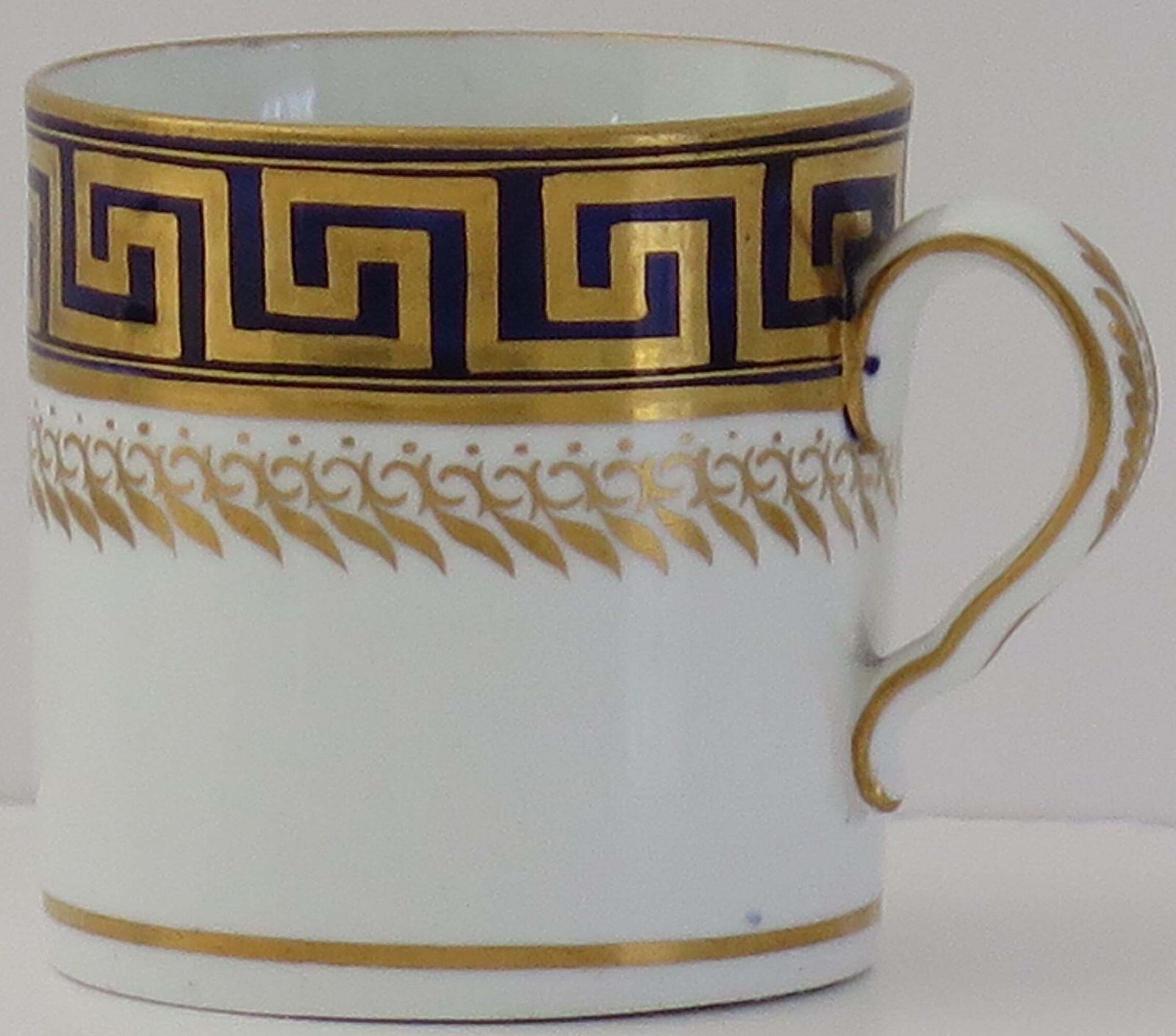 George III Porseleinen Koffiekopje van Josiah Spode, Grieks Sleutelpatroon nr. 742, ca. 1810. photo vintage