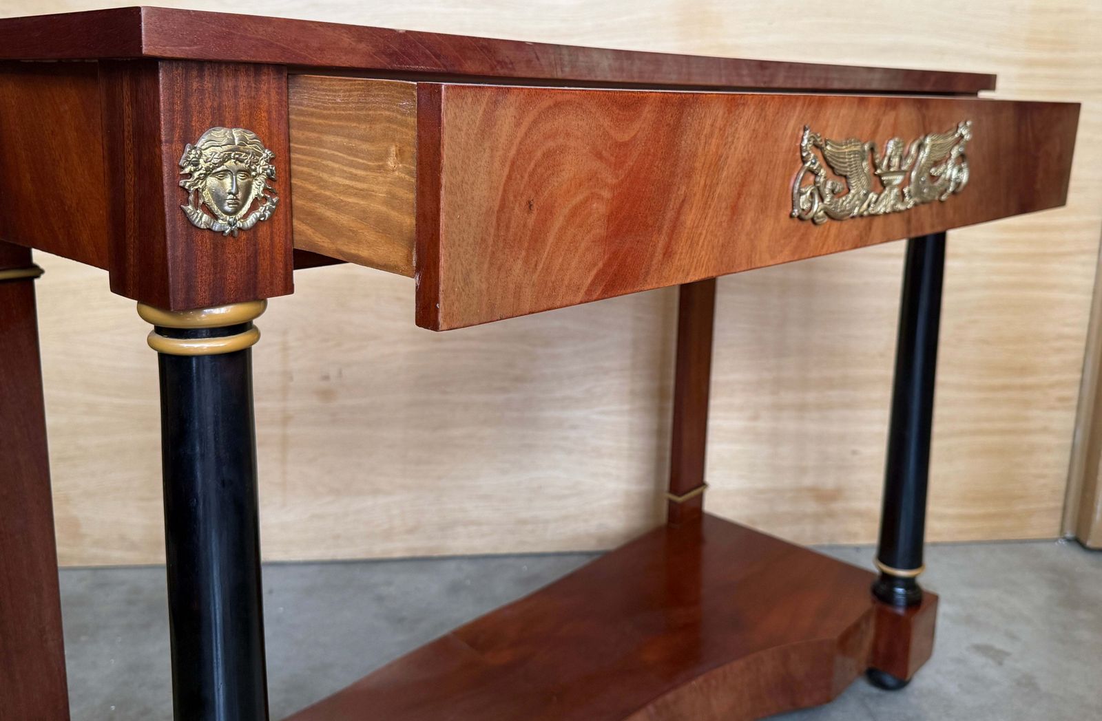 Console de style néoclassique Empire aux colonnes ébénisées et bronzes dorés photo vinterior