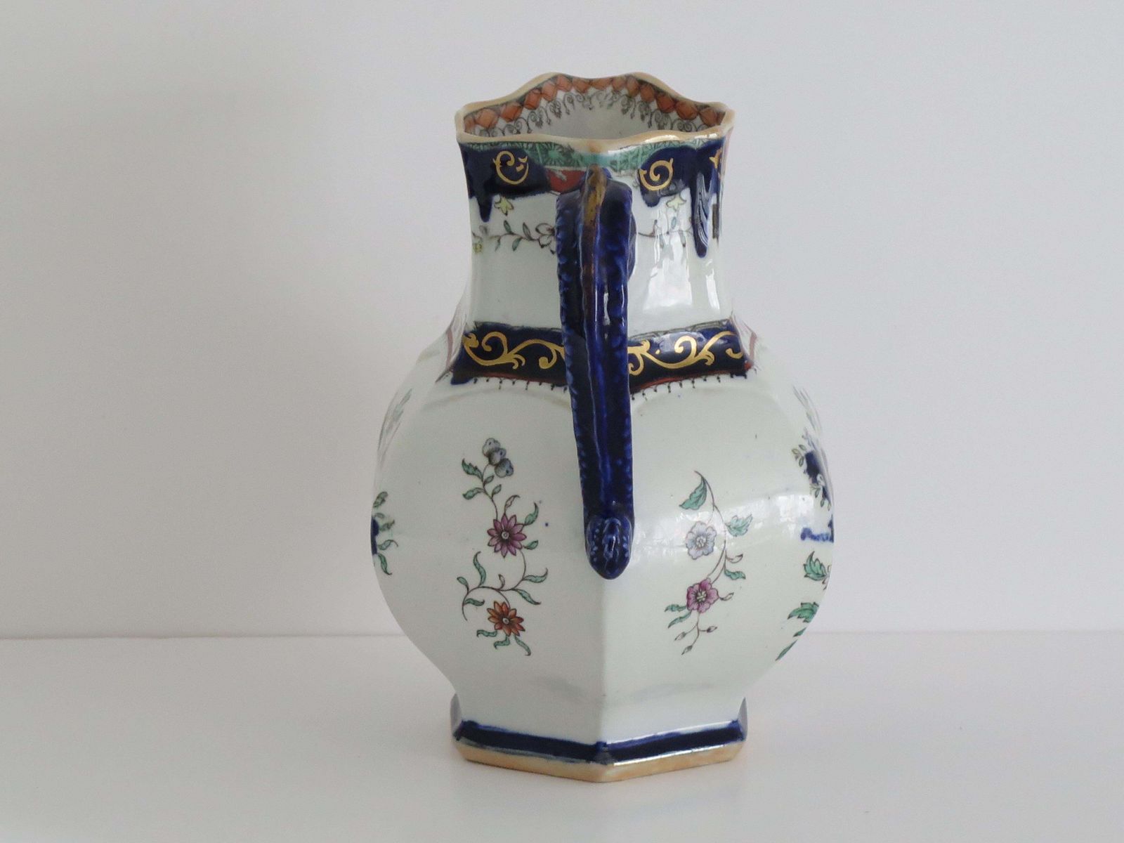 Mason's Ironstone kan, zeshoekige pitcher met slangengreep, 1830. photo Woonaccessoires