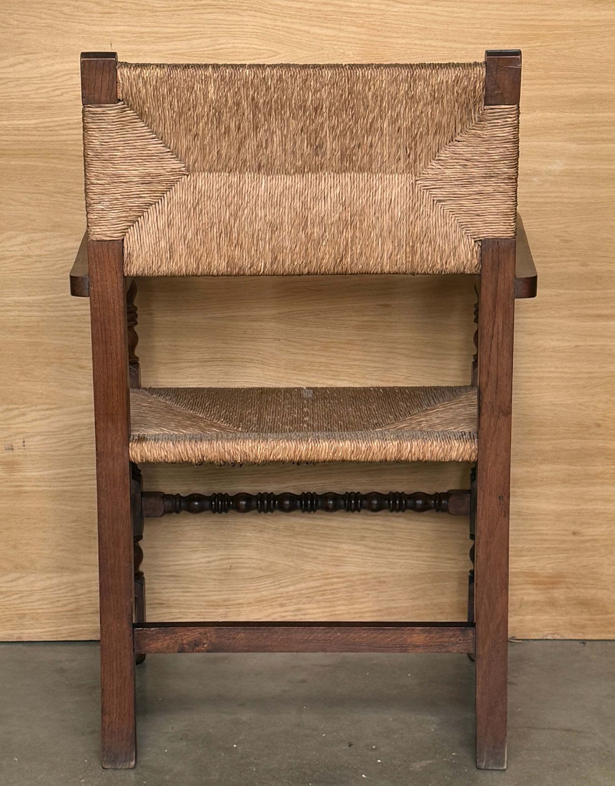 photo furniture Paire de fauteuils vintage espagnols en bois tourné et jonc tissé main