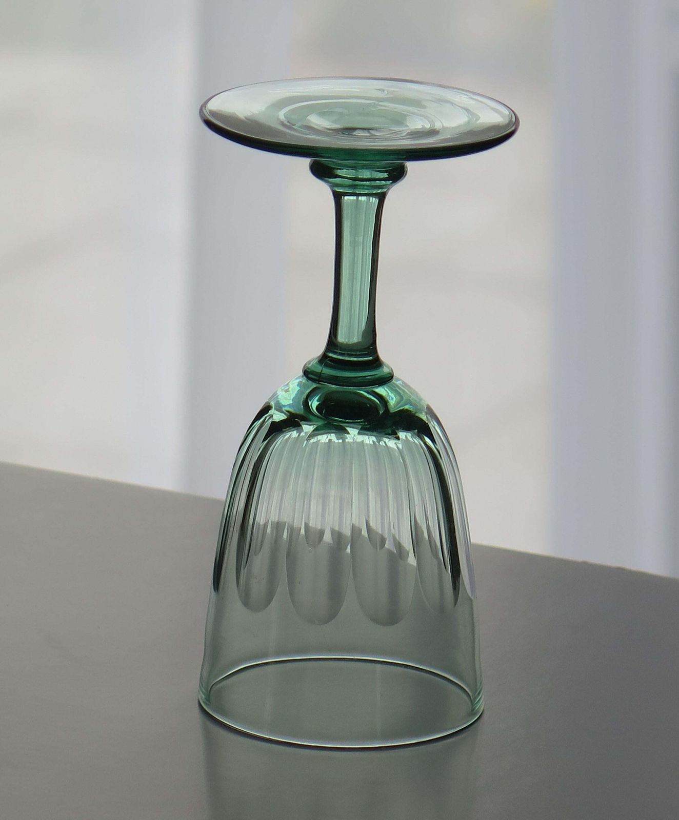 Met de hand geblazen lichtgroen wijnglas, geslepen panelen op de kelk, Engels, ca. 1840. photo buy