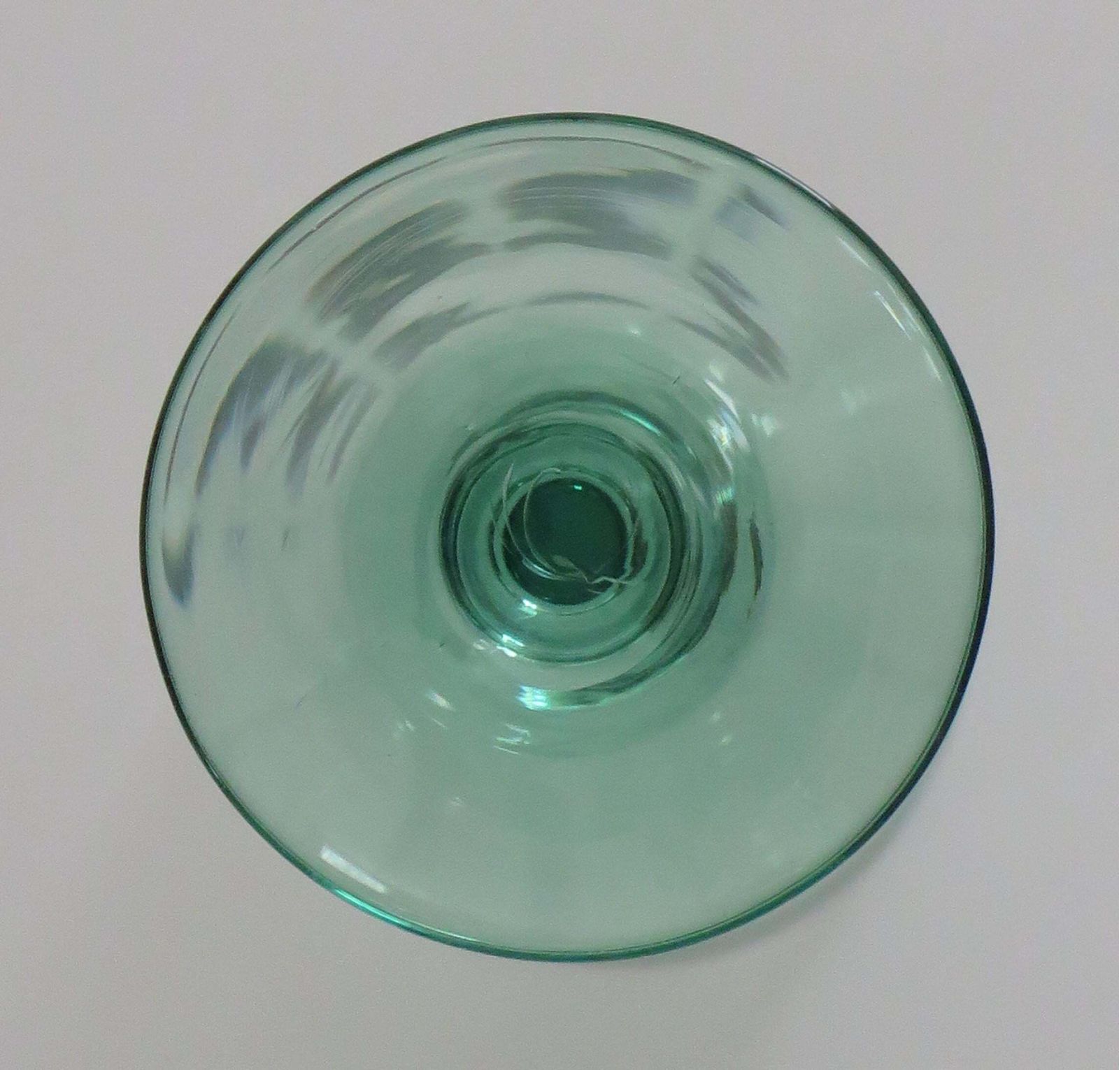 Woonaccessoires Met de hand geblazen lichtgroen wijnglas, geslepen panelen op de kelk, Engels, ca. 1840. photo