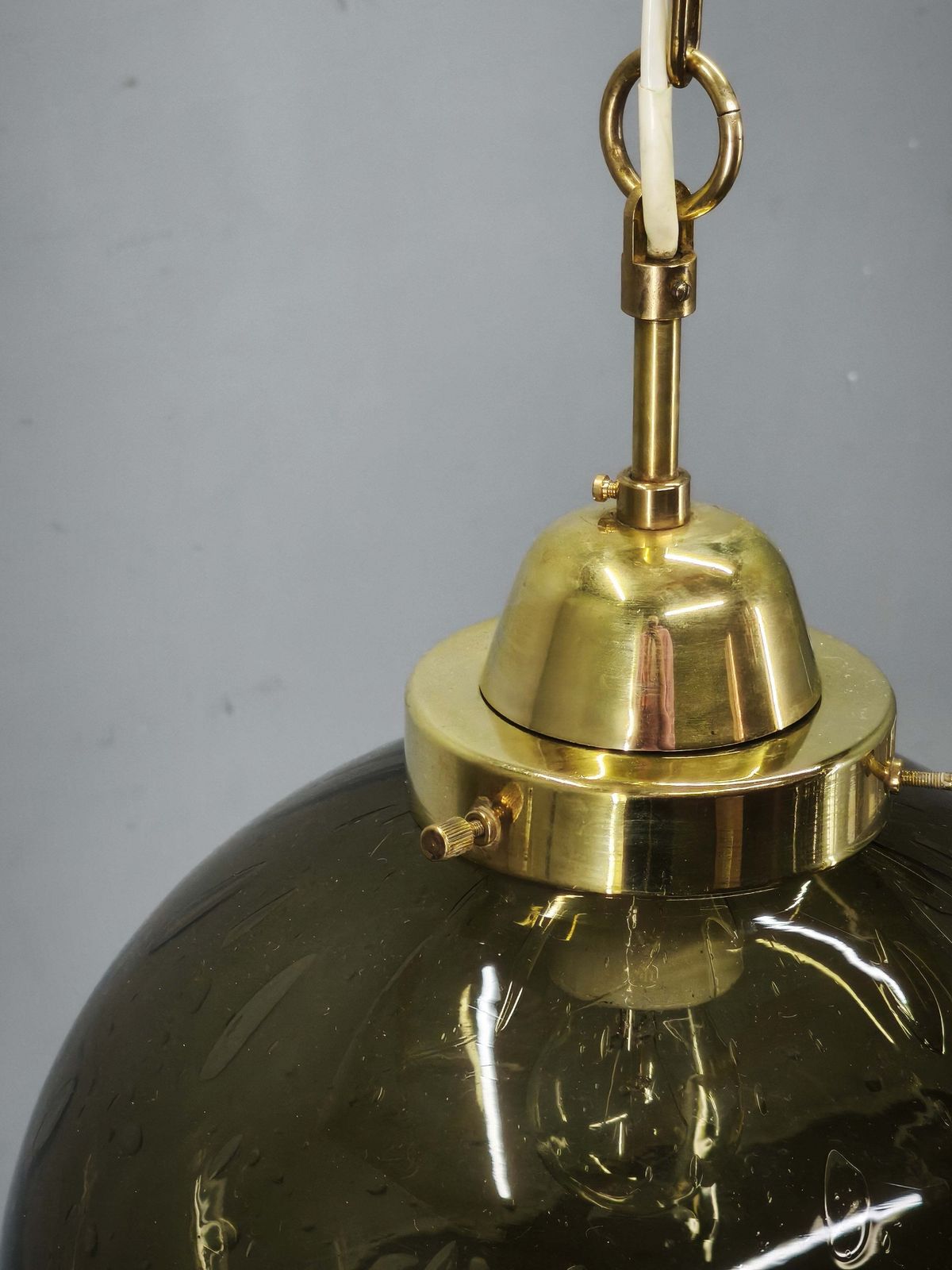 Suspension globe en verre fumé et laiton, Tchécoslovaquie, années 1970 photo vinterior