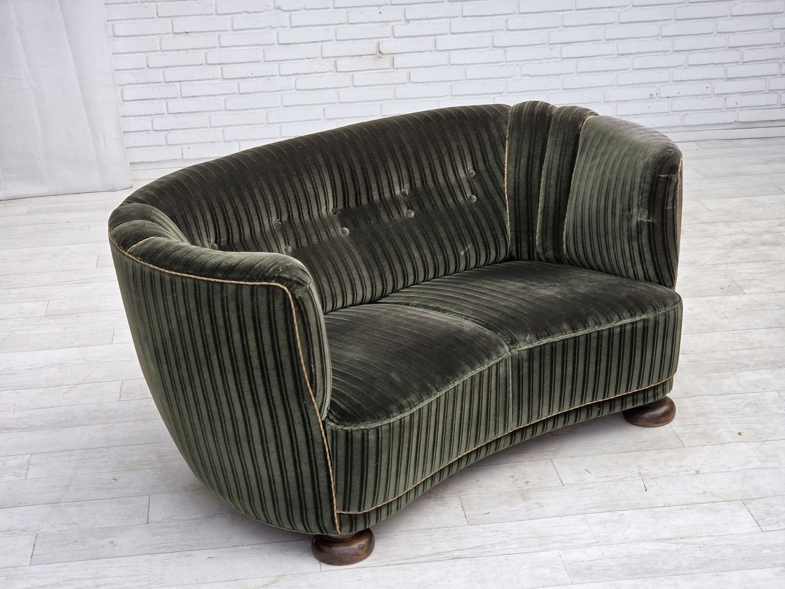 jaren 1960, Deense 2-zits gebogen bank, meubelvelours, eikenhout. photo 2070.0