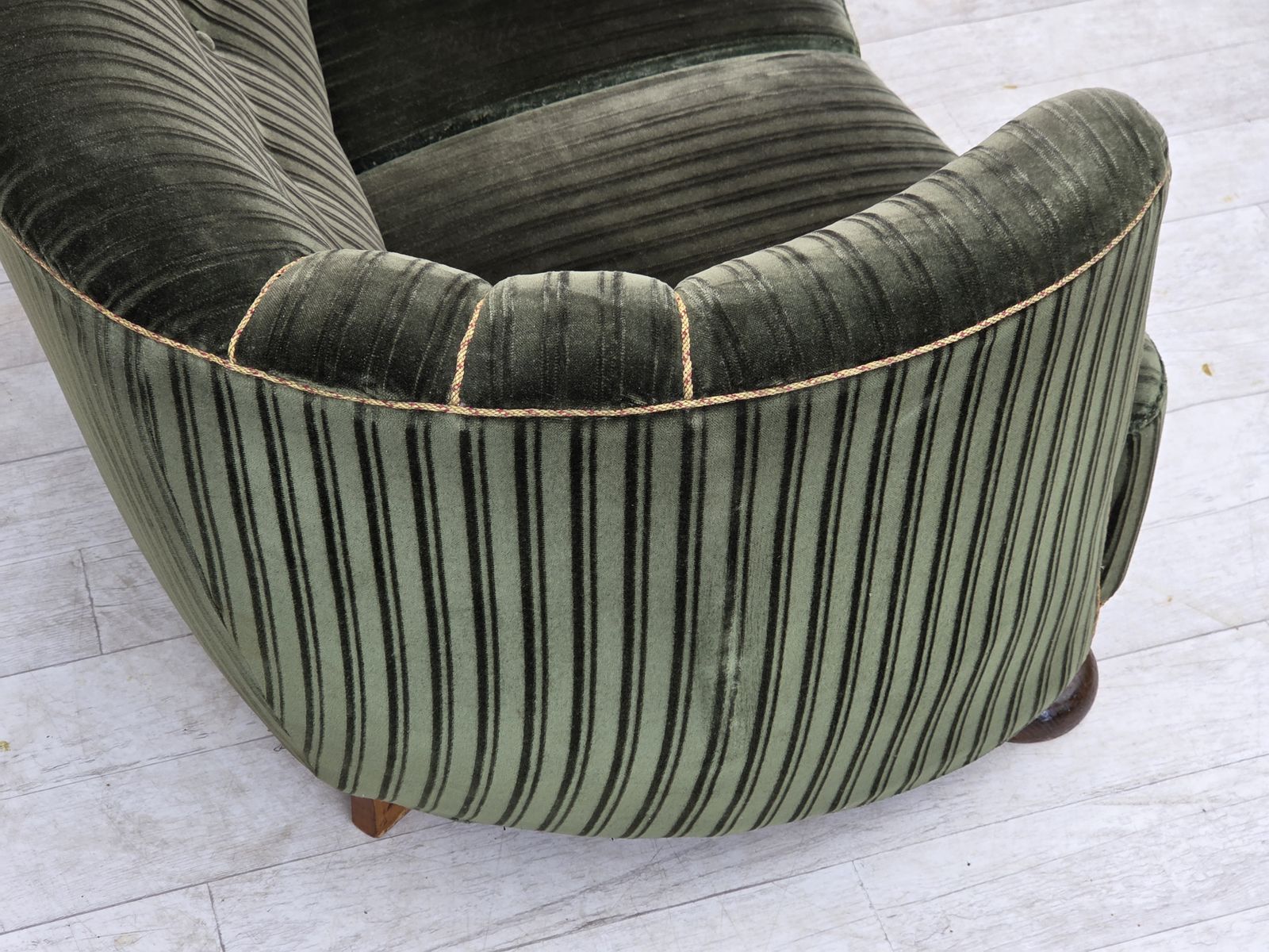 photo furniture jaren 1960, Deense 2-zits gebogen bank, meubelvelours, eikenhout.