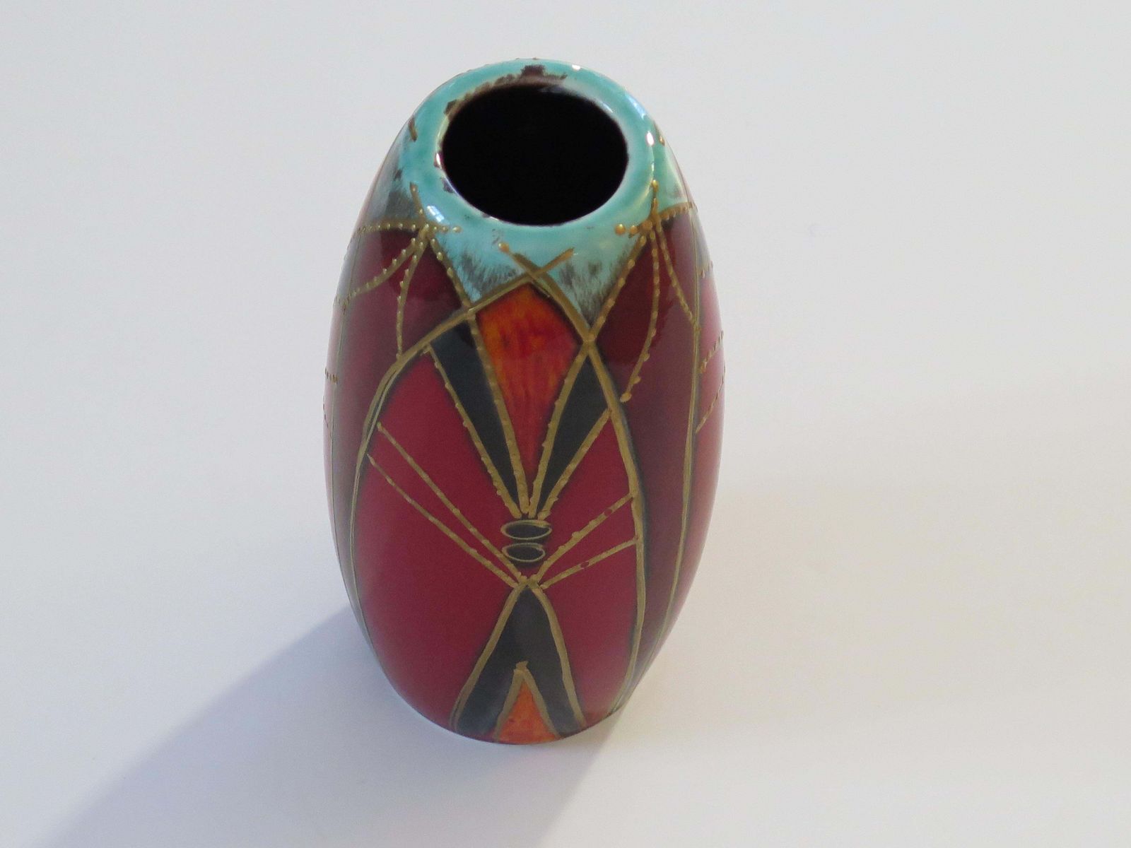 Anita Harris handgeschilderde vaas, Flambe Glaze, geometrisch motief photo for sale