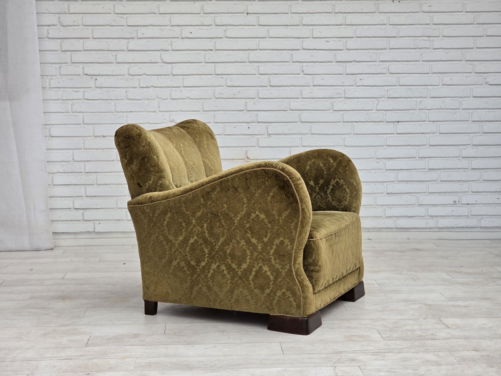 Ca. jaren 1950, Deense relaxfauteuil, meubelvelours, eikenhout. photo furniture