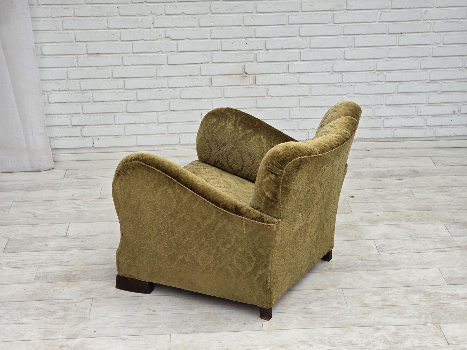 photo buy Ca. jaren 1950, Deense relaxfauteuil, meubelvelours, eikenhout.