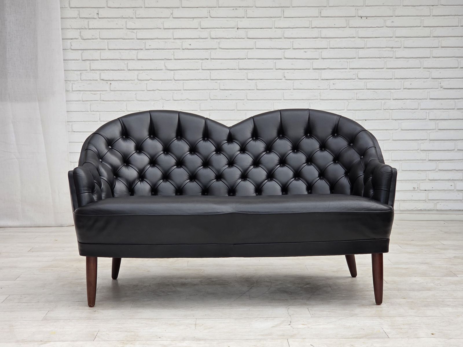 Ca. jaren 1960, Scandinavische bank in zwart meubelleer. photo for sale