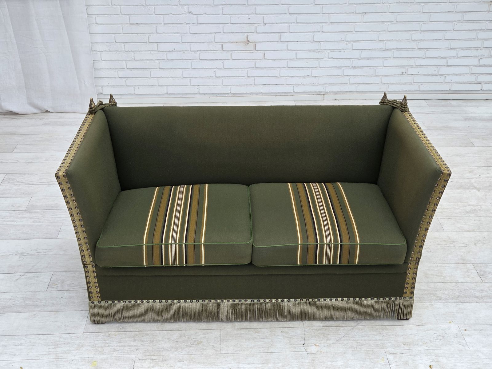 Jaren 1970, Deense 2-zits "Spanish" sofa met neervallende armleuningen, meubelwol. photo for sale