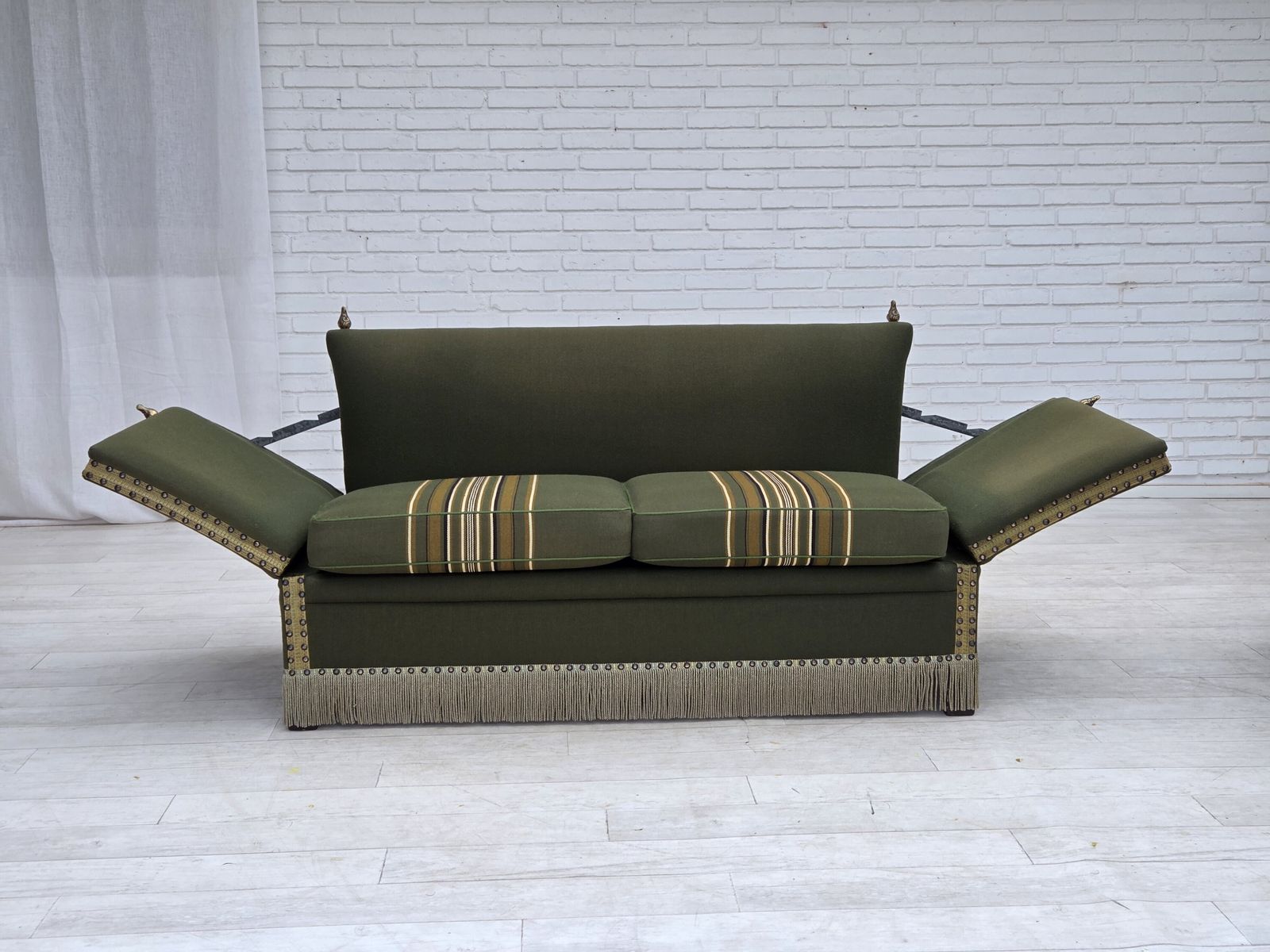Jaren 1970, Deense 2-zits "Spanish" sofa met neervallende armleuningen, meubelwol. photo vinterior
