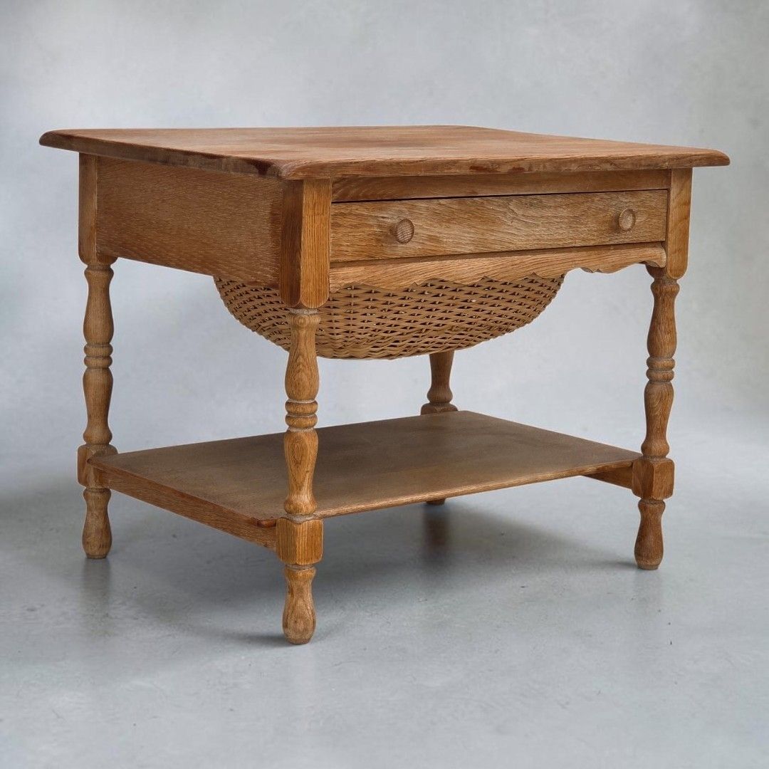 Scandinavische bijzettafel met lades, jaren 1970, massief eikenhout, rotan.
