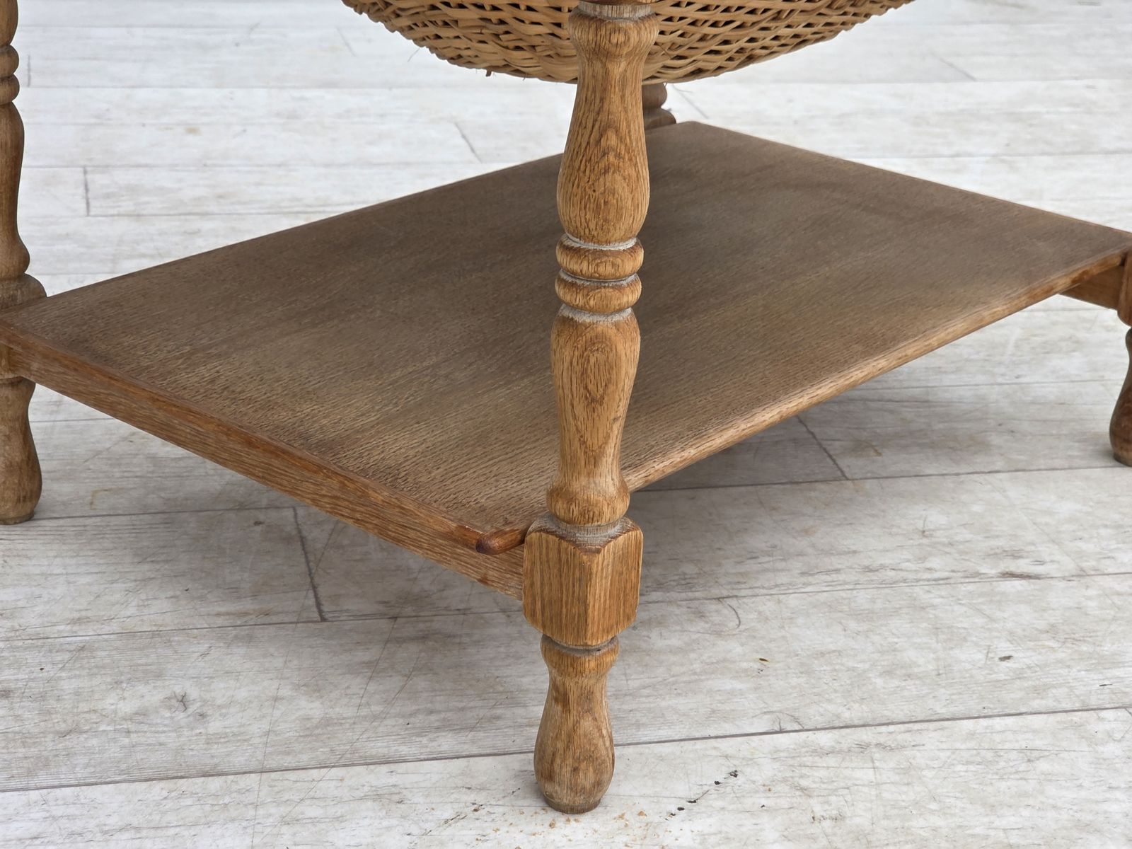 Scandinavische bijzettafel met lades, jaren 1970, massief eikenhout, rotan. photo 650.0