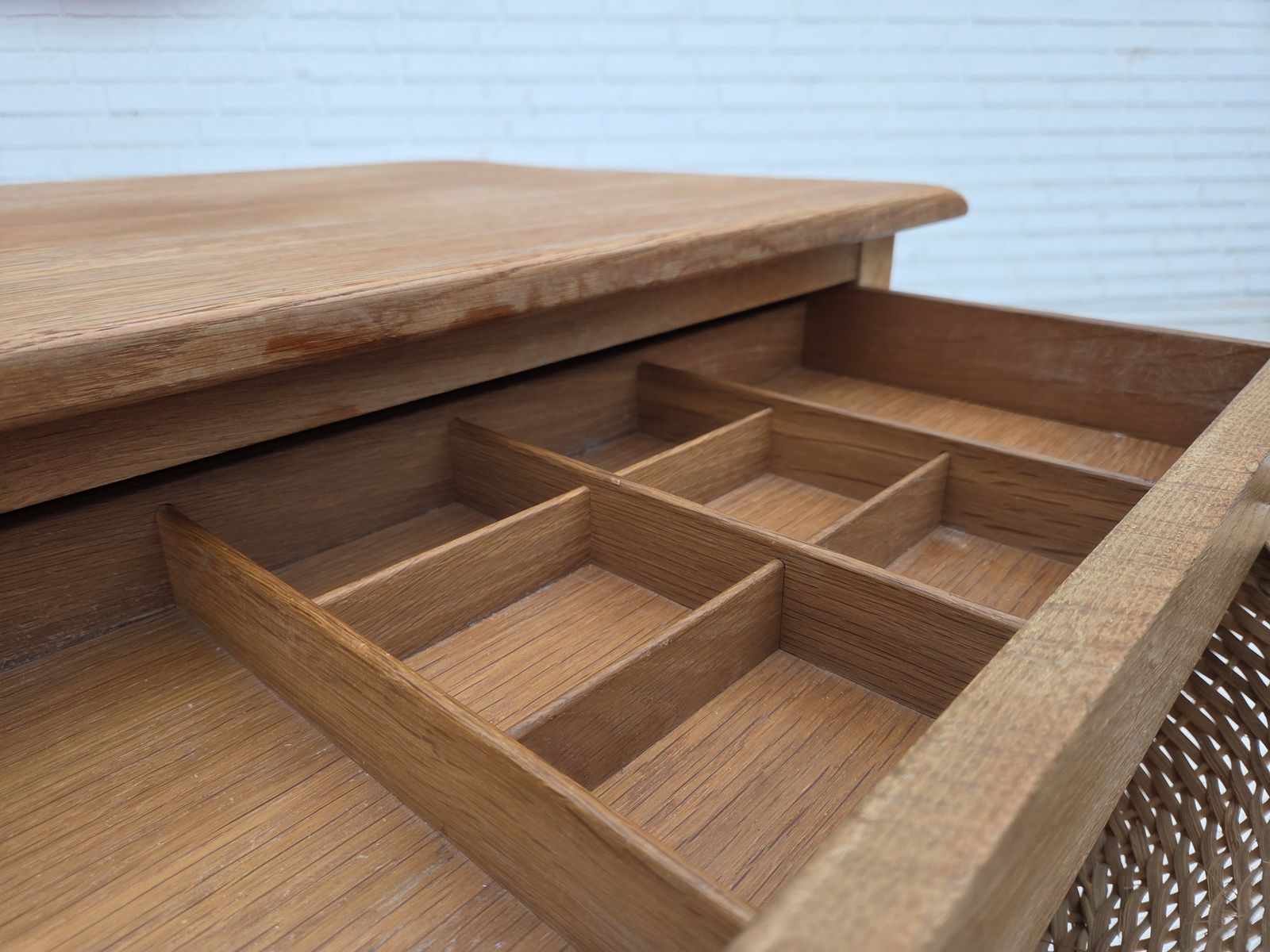 Scandinavische bijzettafel met lades, jaren 1970, massief eikenhout, rotan. photo buy