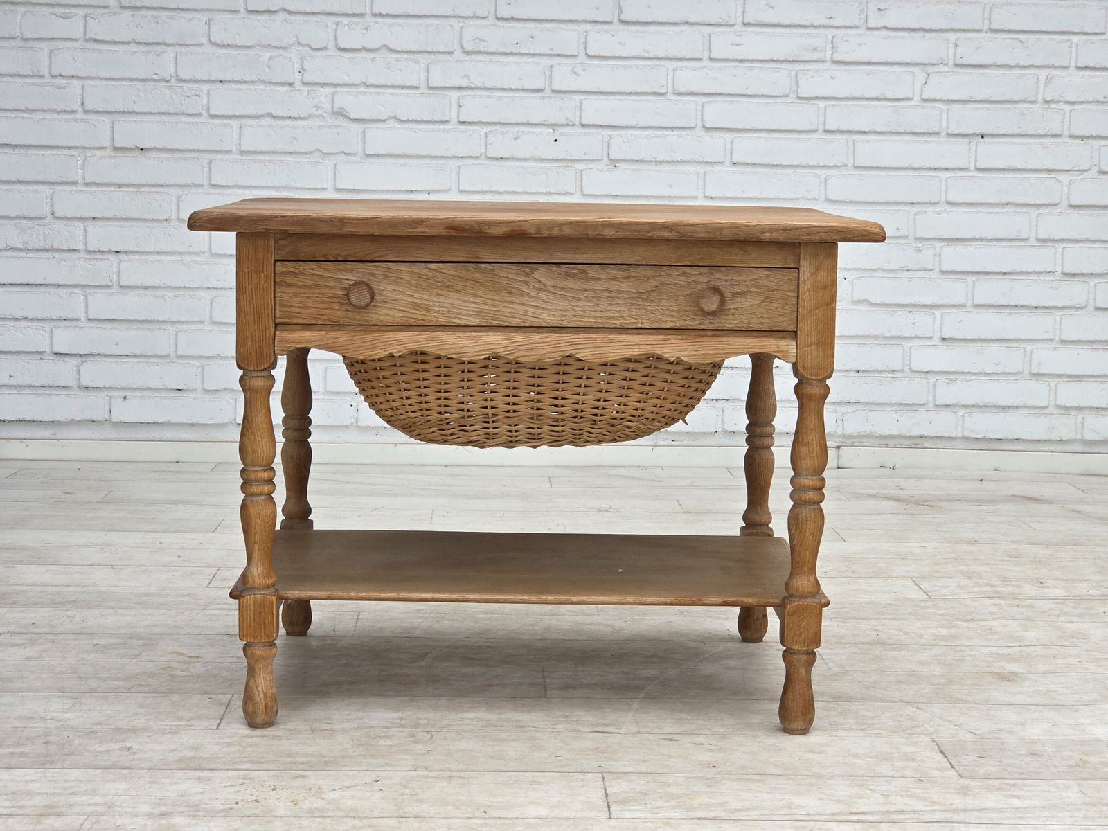 photo furniture Scandinavische bijzettafel met lades, jaren 1970, massief eikenhout, rotan.