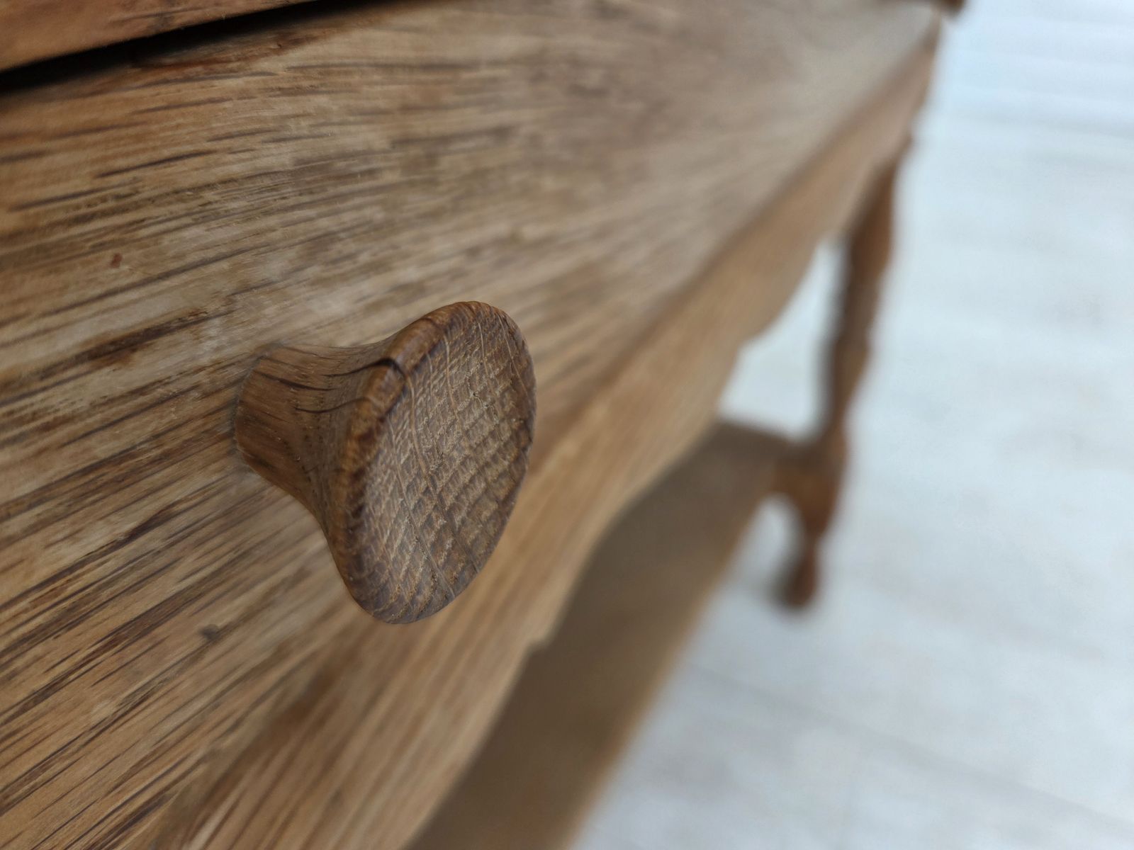 photo for sale Scandinavische bijzettafel met lades, jaren 1970, massief eikenhout, rotan.