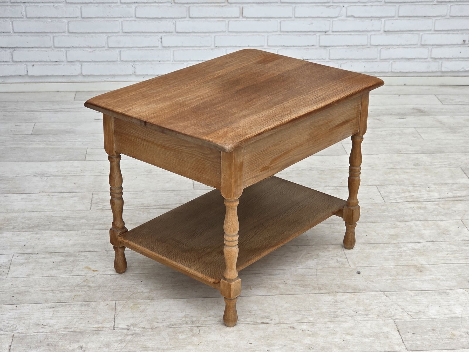 photo vinterior Scandinavische bijzettafel met lades, jaren 1970, massief eikenhout, rotan.