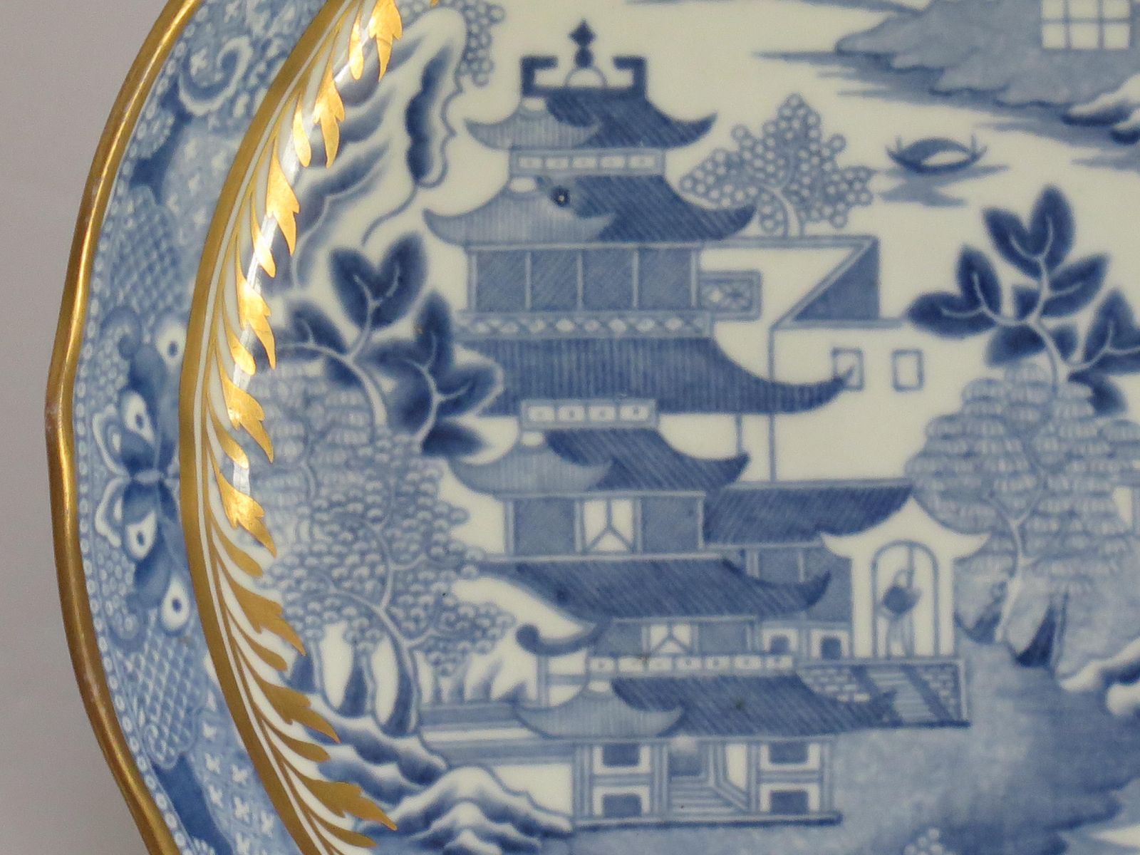 photo furniture Miles Mason Porselein Schoteltje, Blauw en Wit Verguld, ca. 1805