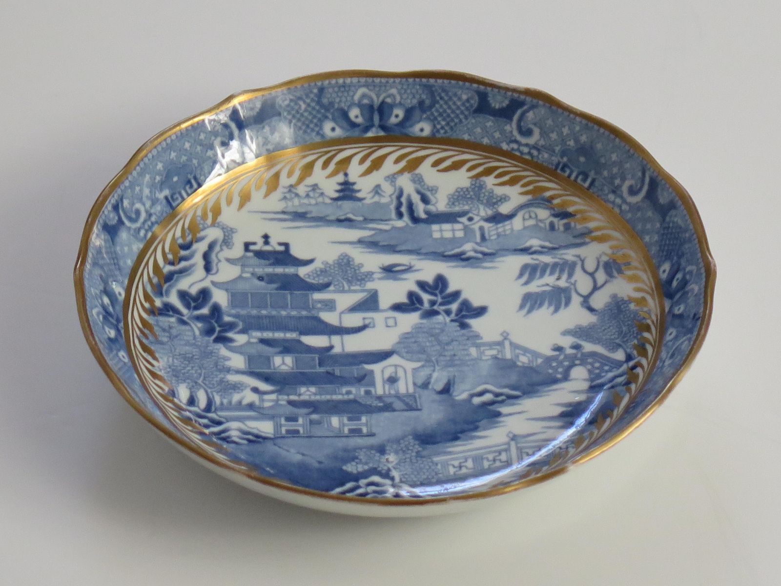 photo for sale Miles Mason Porselein Schoteltje, Blauw en Wit Verguld, ca. 1805