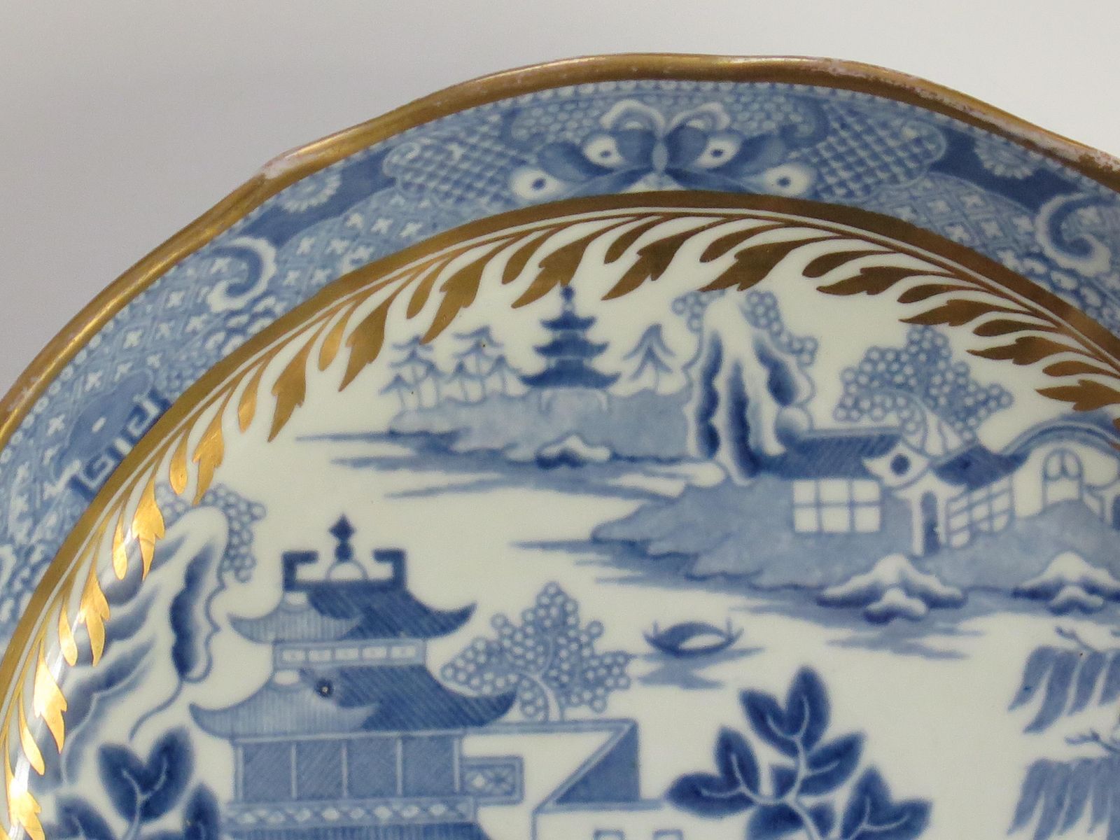 Woonaccessoires Miles Mason Porselein Schoteltje, Blauw en Wit Verguld, ca. 1805 photo