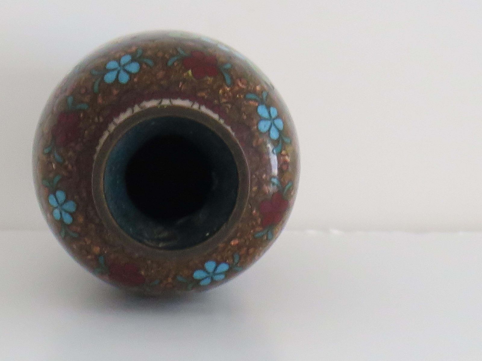 photo furniture Chinese cloisonné vaas, brons met fenixen, midden 19e eeuw, Qing