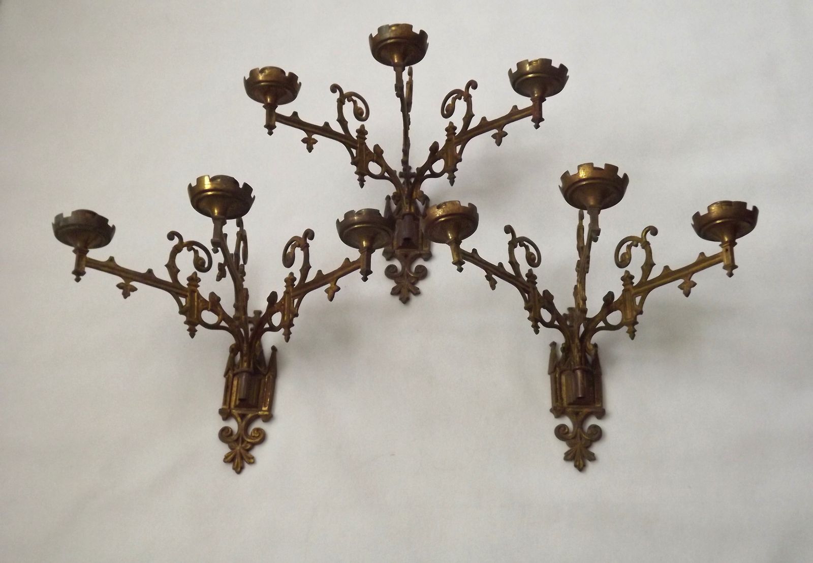 Ensemble de trois appliques murales d'église gothiques en bronze doré, style néo-gothique français
